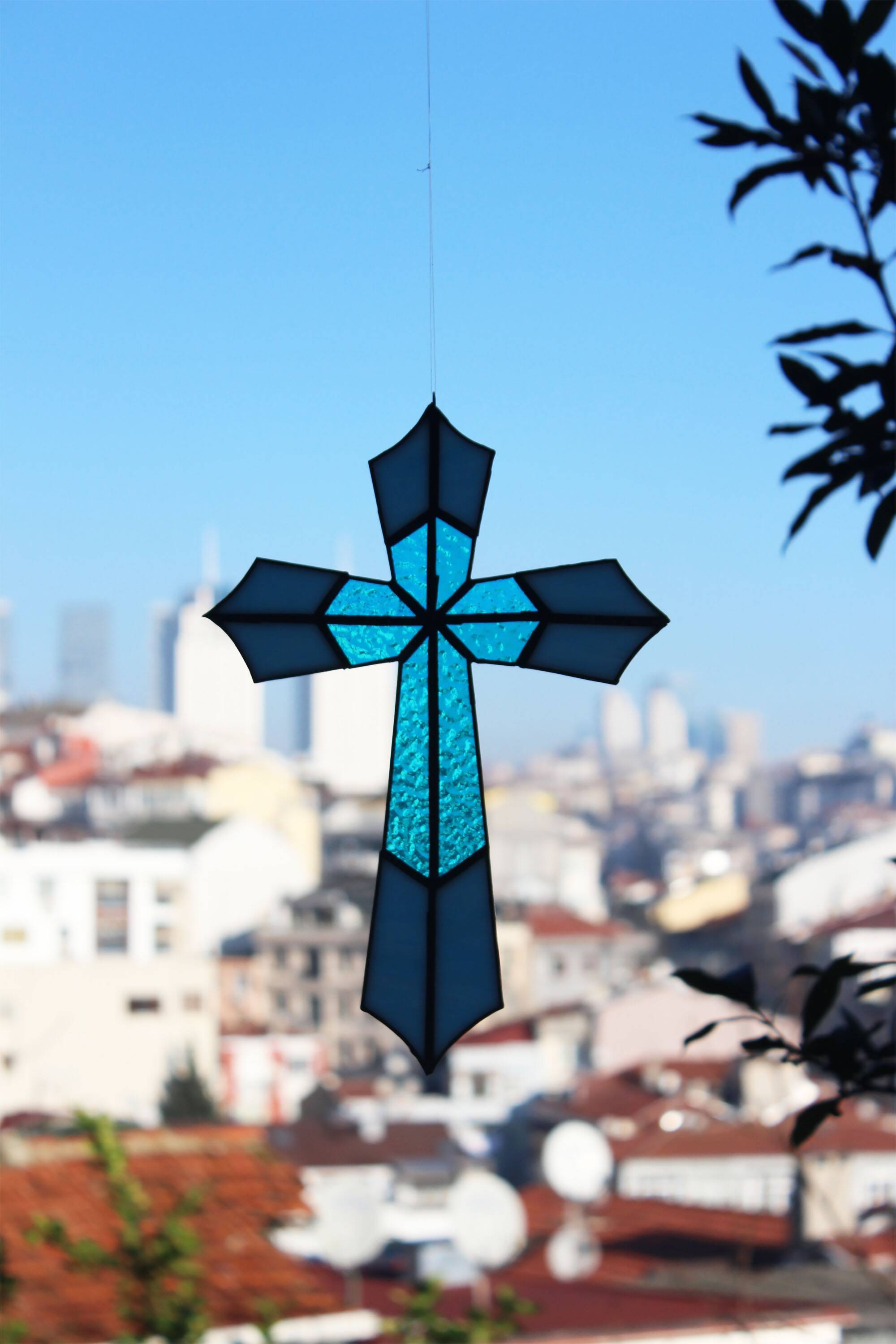Vitrail Artisanal Croix – Verre Coloré Bleu – 40 × 50 cm – Pièce Unique