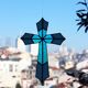 Vitrail Artisanal Croix – Verre Coloré Bleu – 40 × 50 cm – Pièce Unique