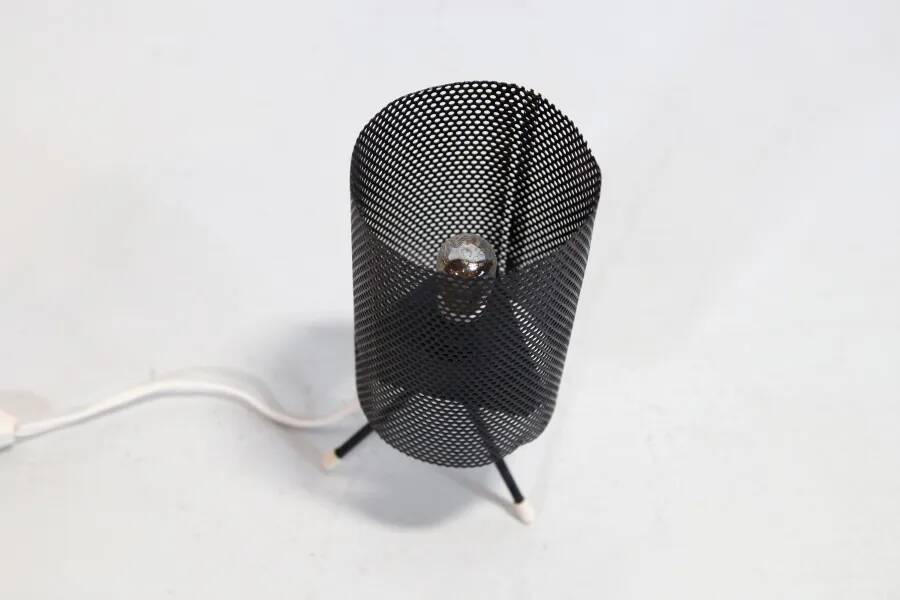 Lampe de table Pilastro moderniste hollandaise en métal perforé par Tjerk Reijenga