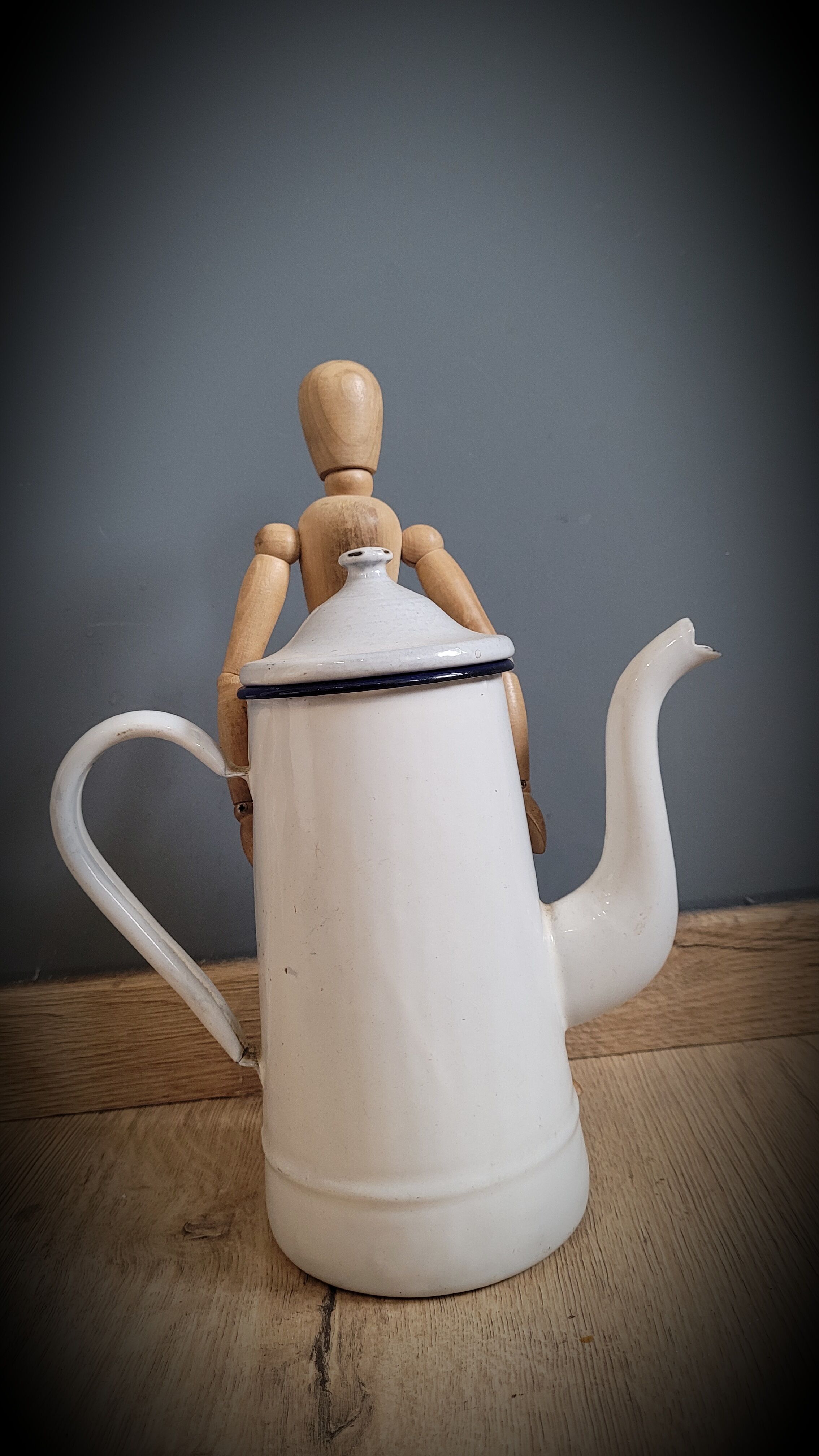 White enamelled coffee maker