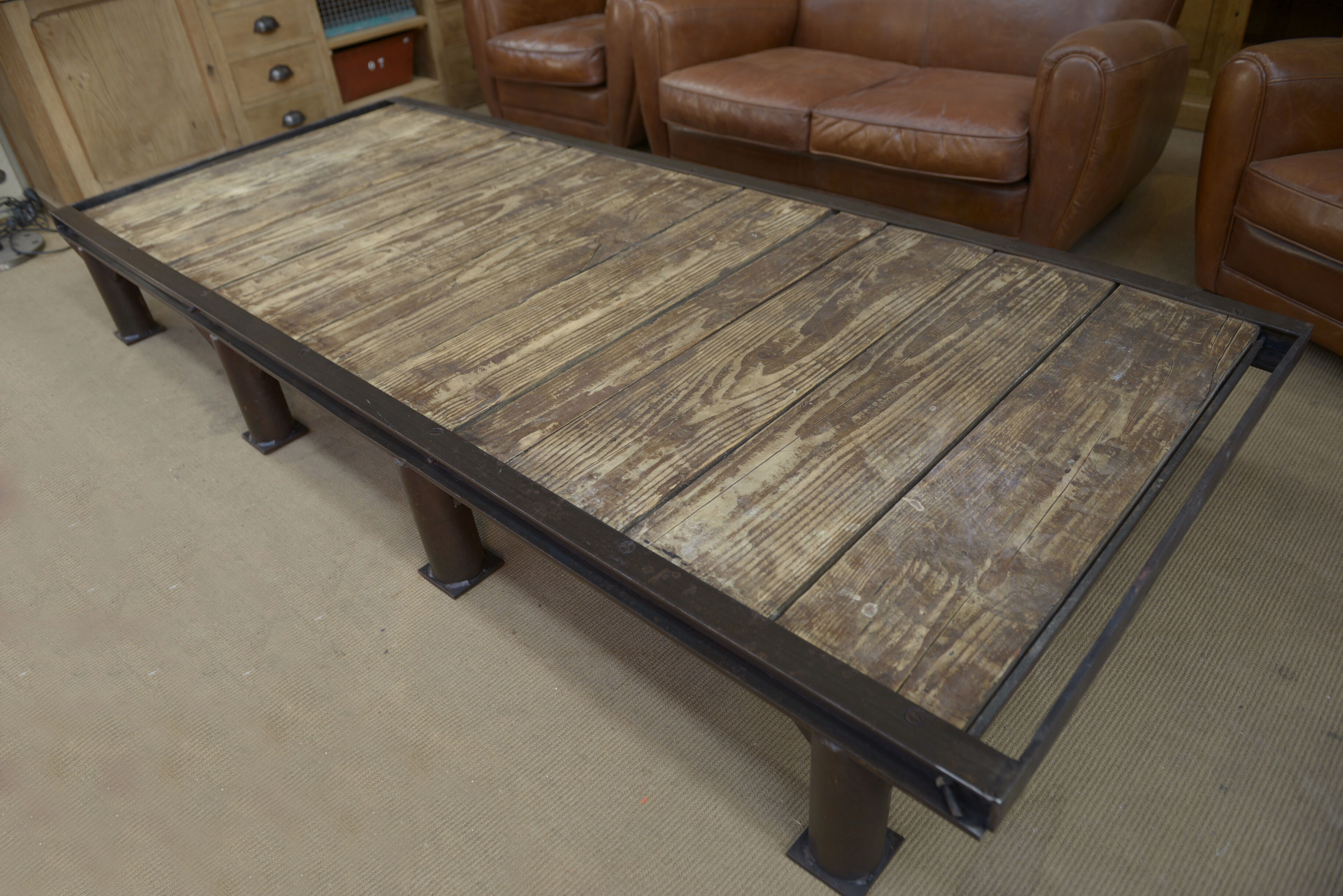 Table basse industrielle en métal et sapin 1950