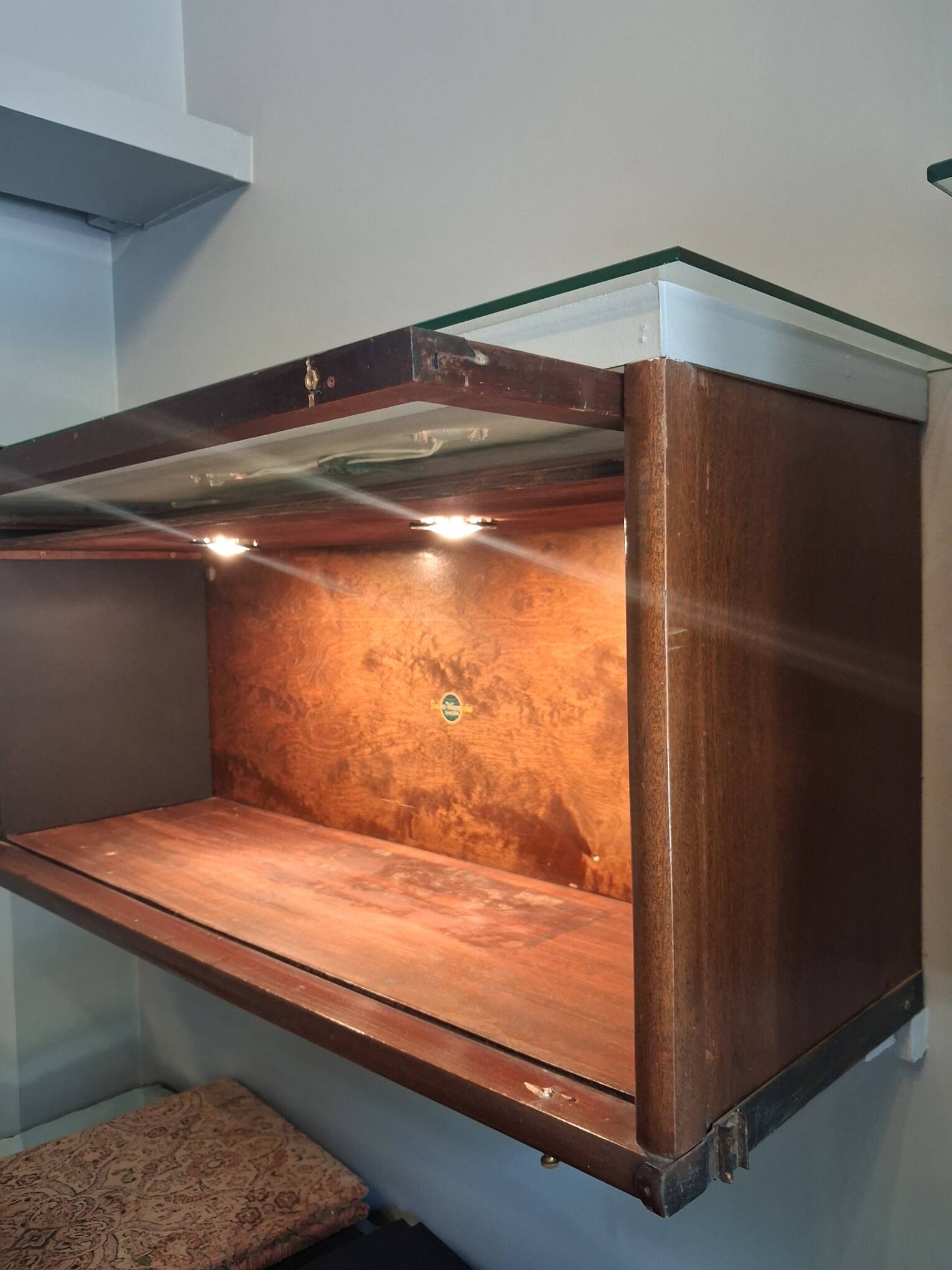 vitrine - coffre en bois et verre