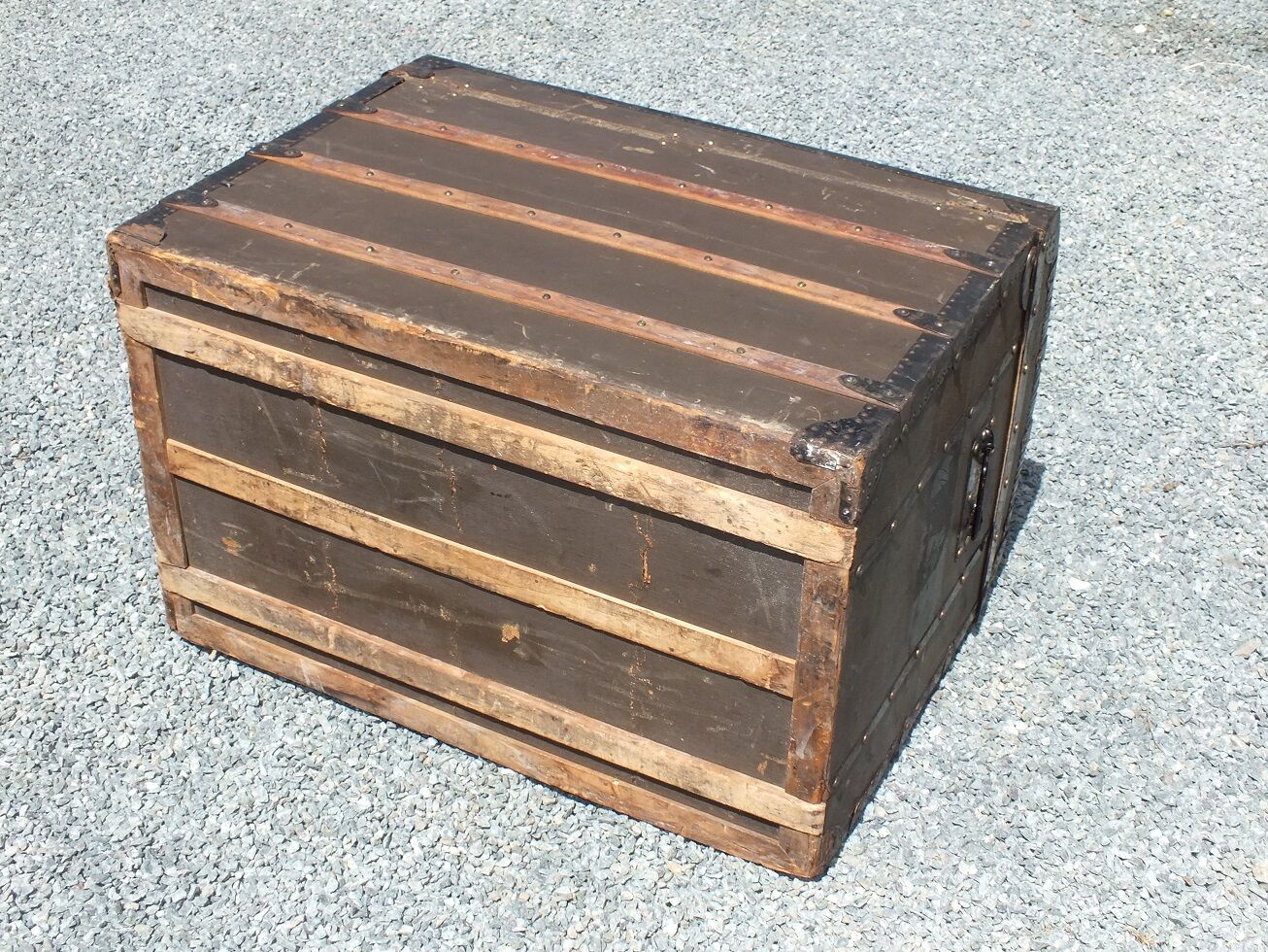 Curved trunk Moynat with compartments