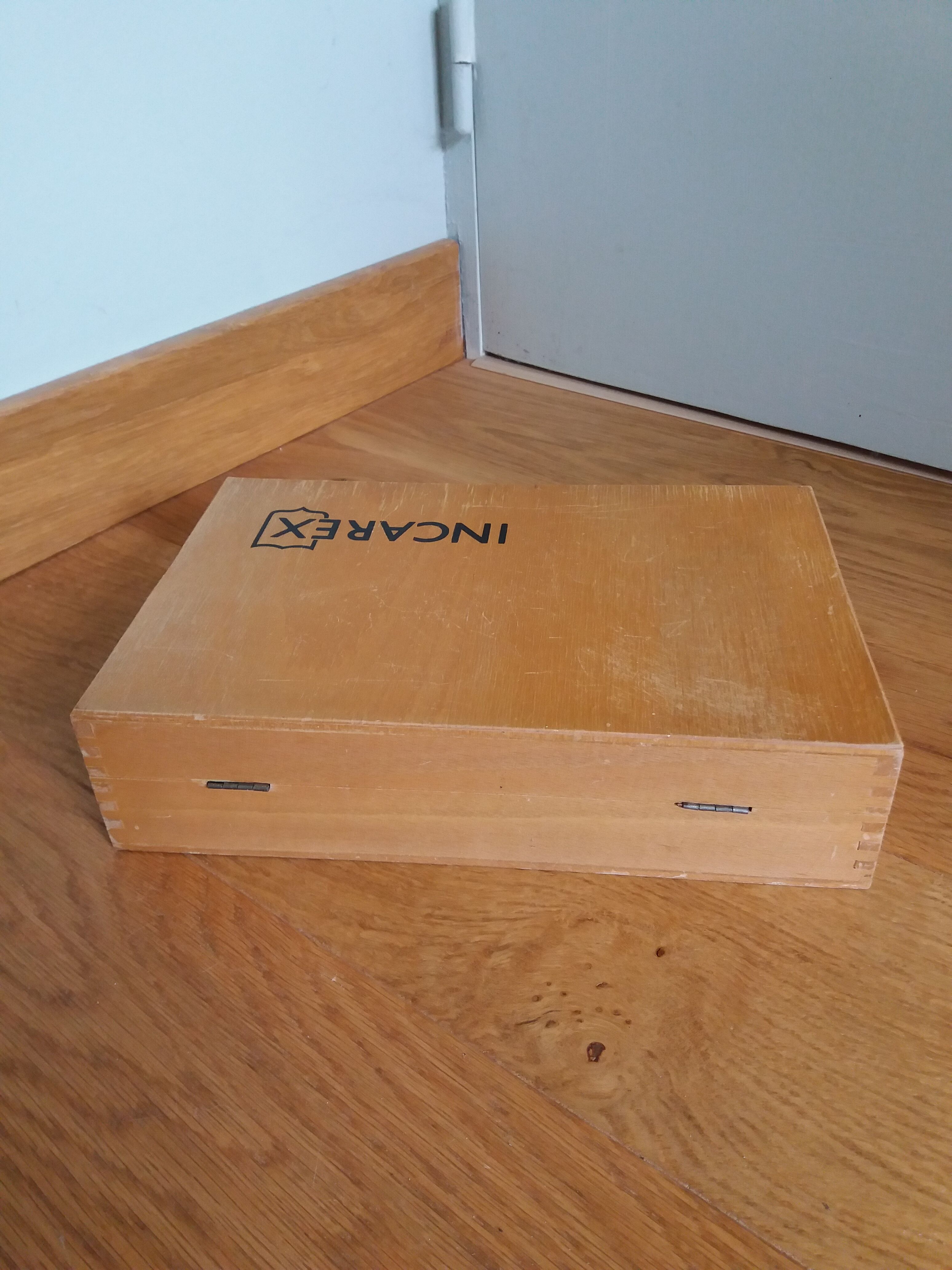 Box compartmentalized wooden