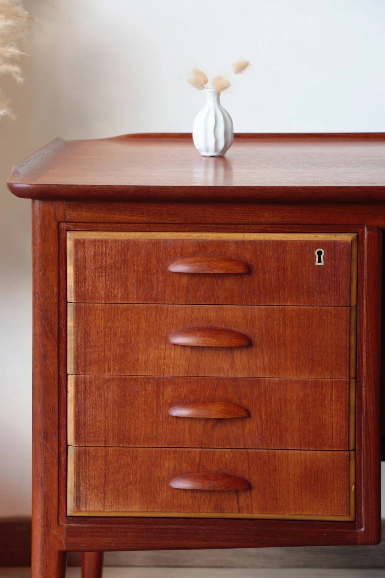 Desk Svend Aage Madsen: Danish Teck & Design (HP Hansen)