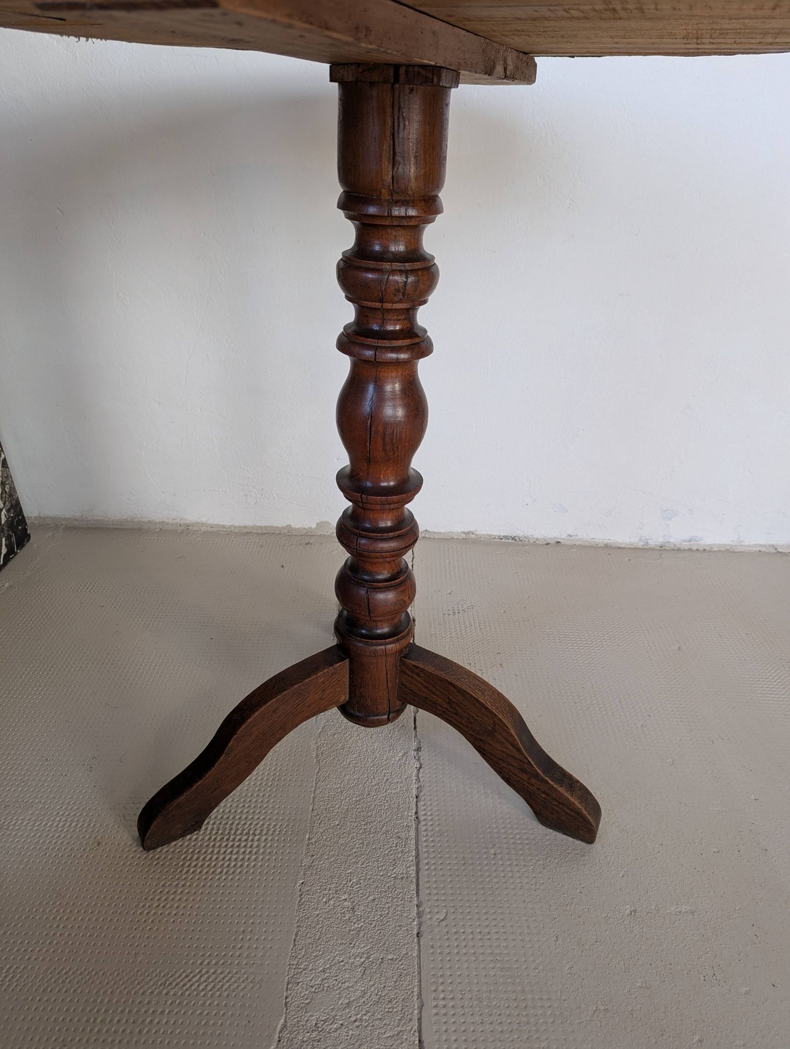 Round table, turned oak leg