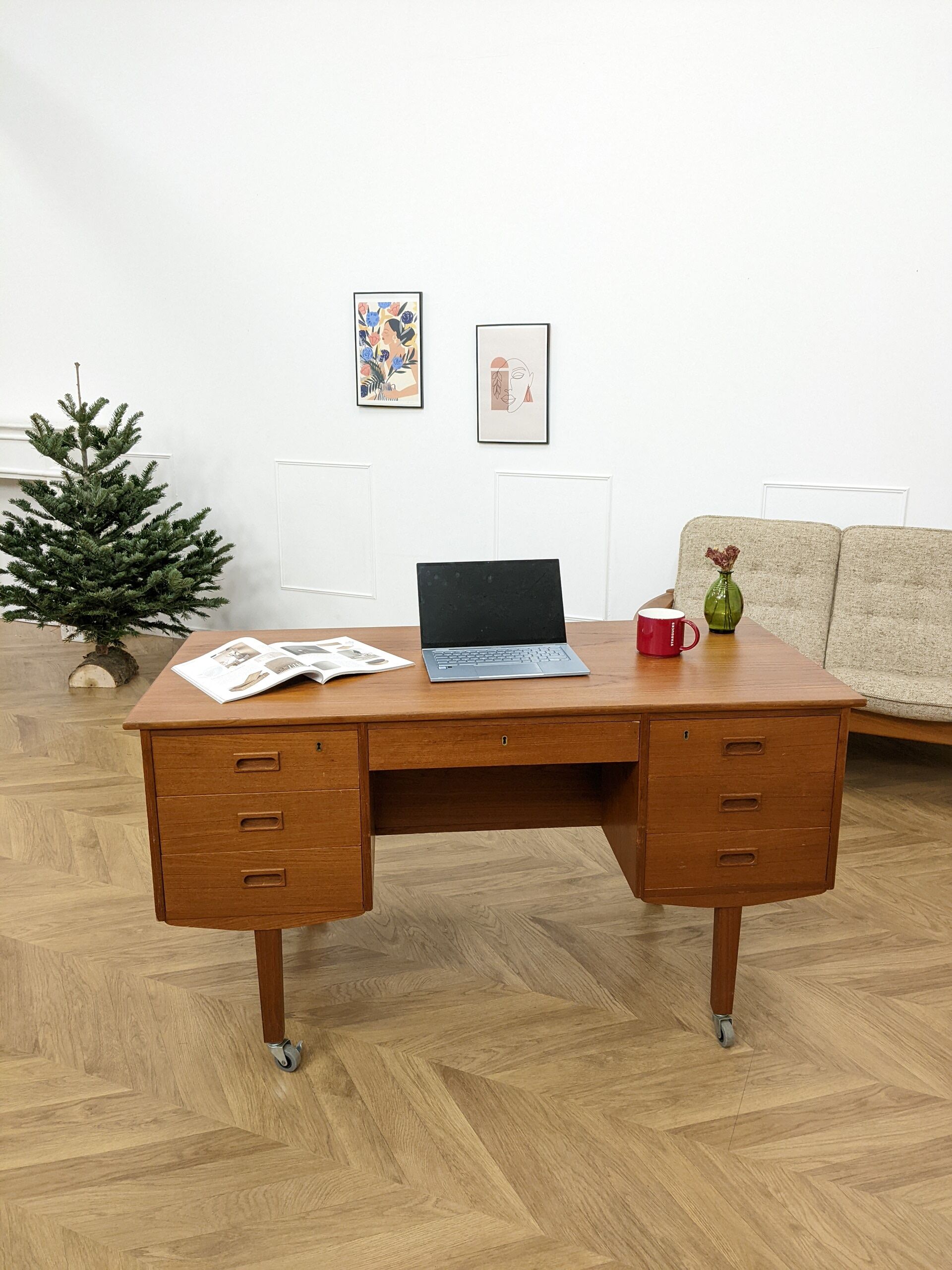 Scandinavian desk on wheels - 482
