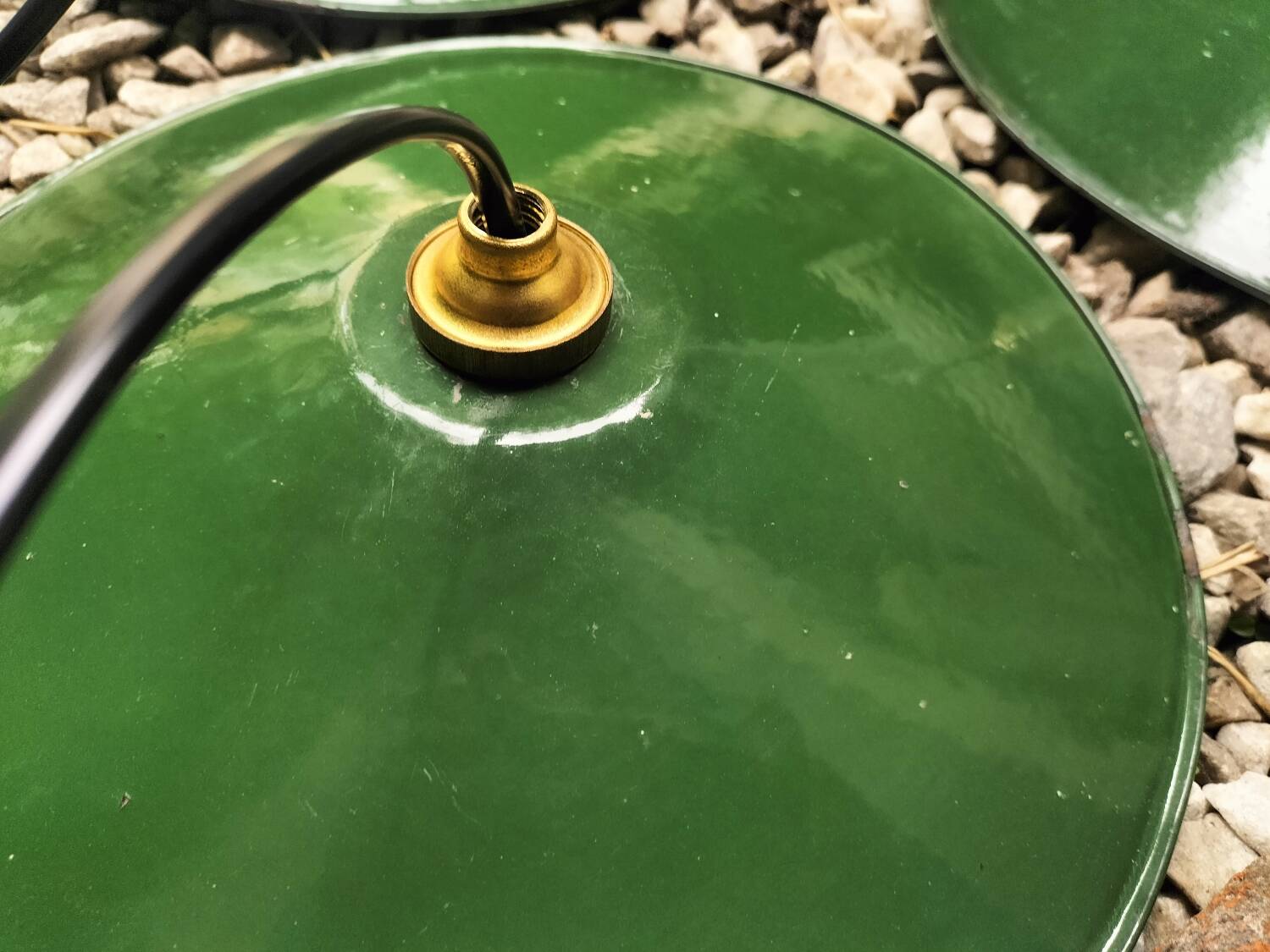 Enamelled sheet metal suspensions