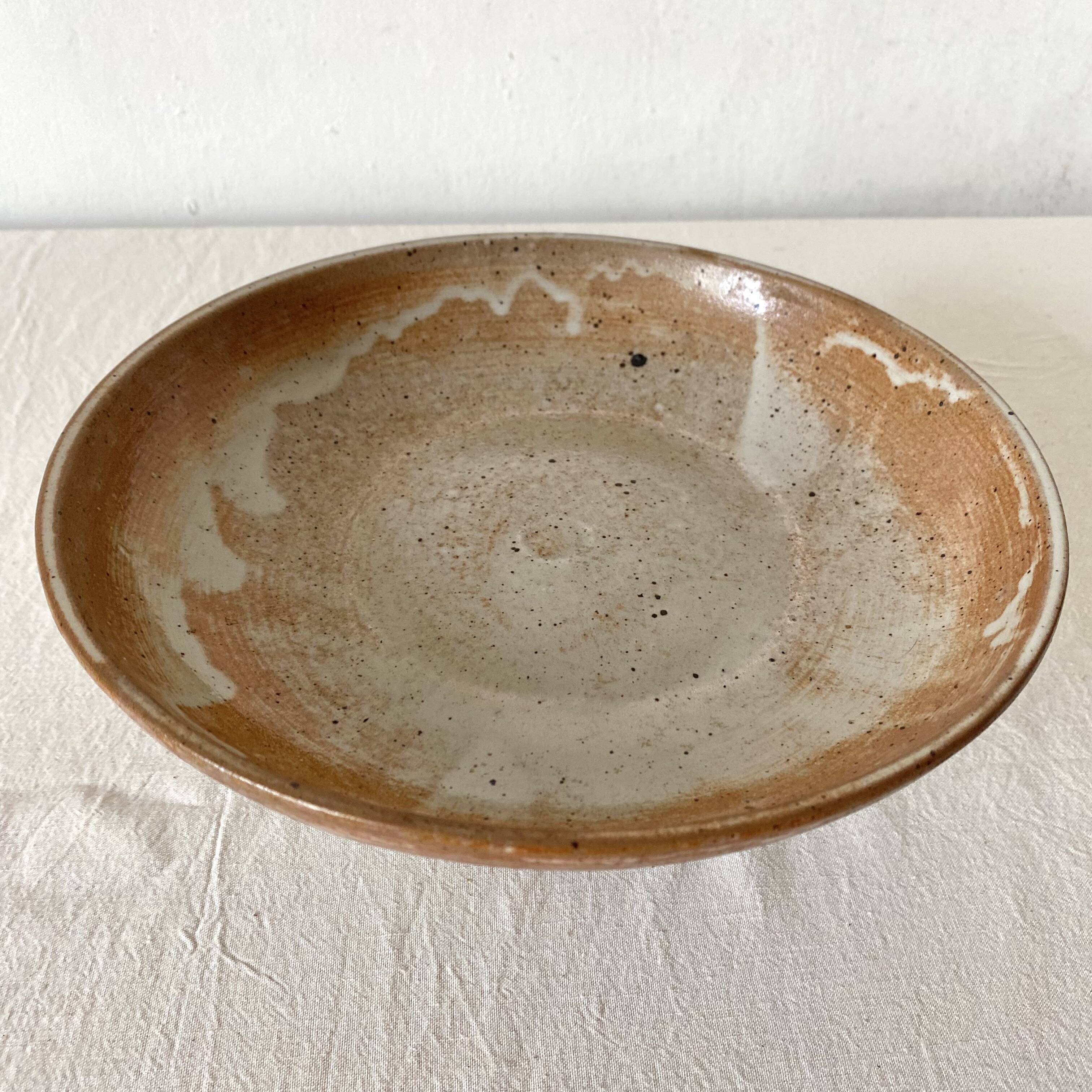Free-standing stoneware fruit bowl