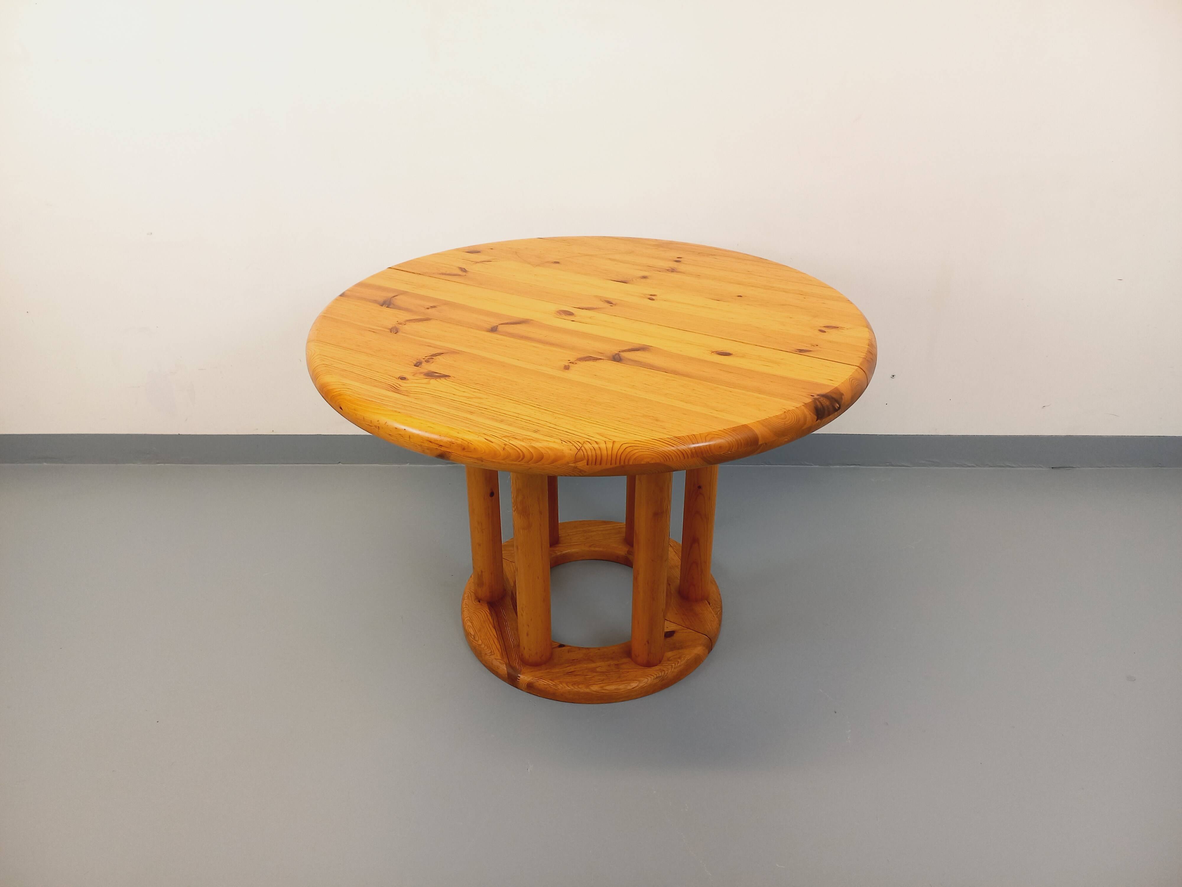 Vintage Scandinavian round dining table by Rainer Daumiller in pine from the 1960s.