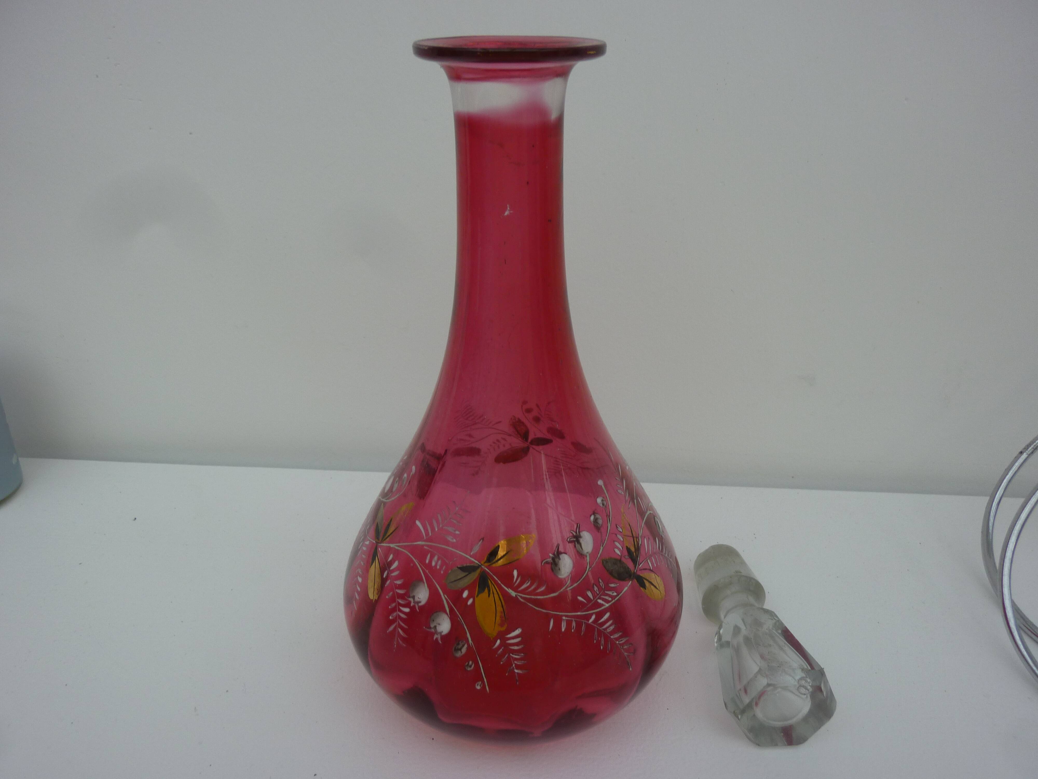 Carafe verre rose rouge à facettes ,décor floral muguet émaillé et peint