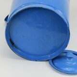 Cruche en métal émaillé bleu.