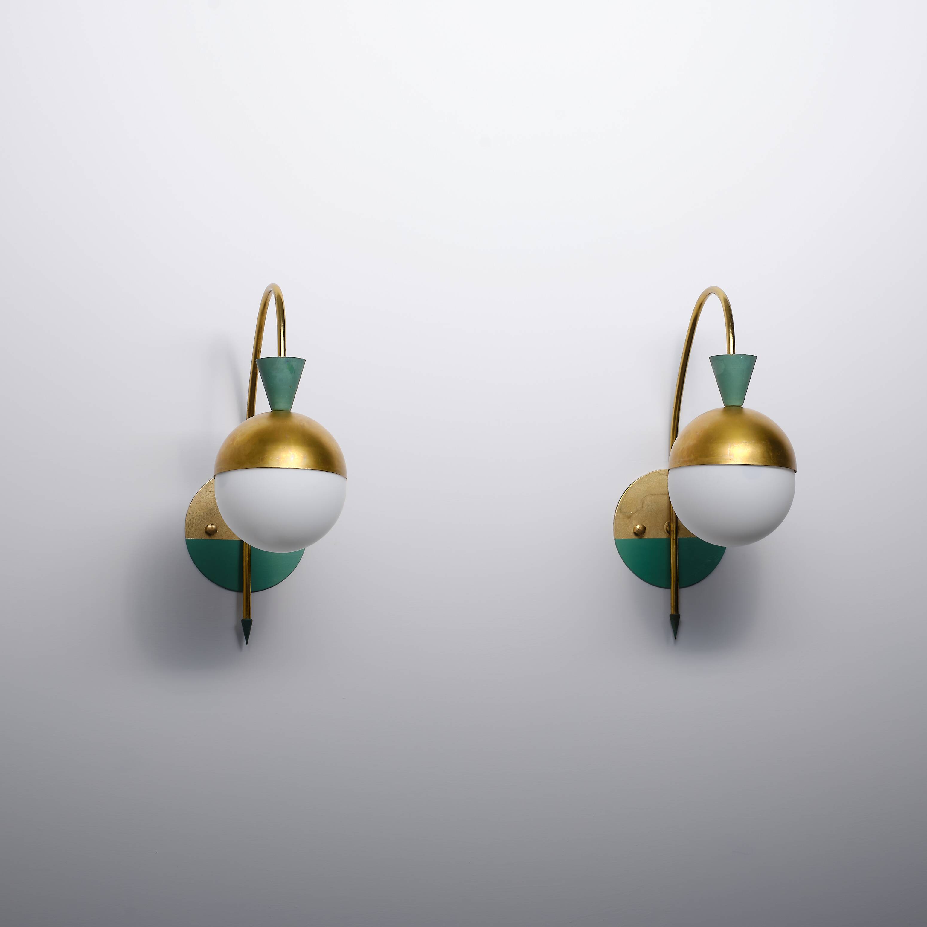 Paire d'appliques italiennes en laiton des années 1950 attribuées à Stilnovo avec verre opalin