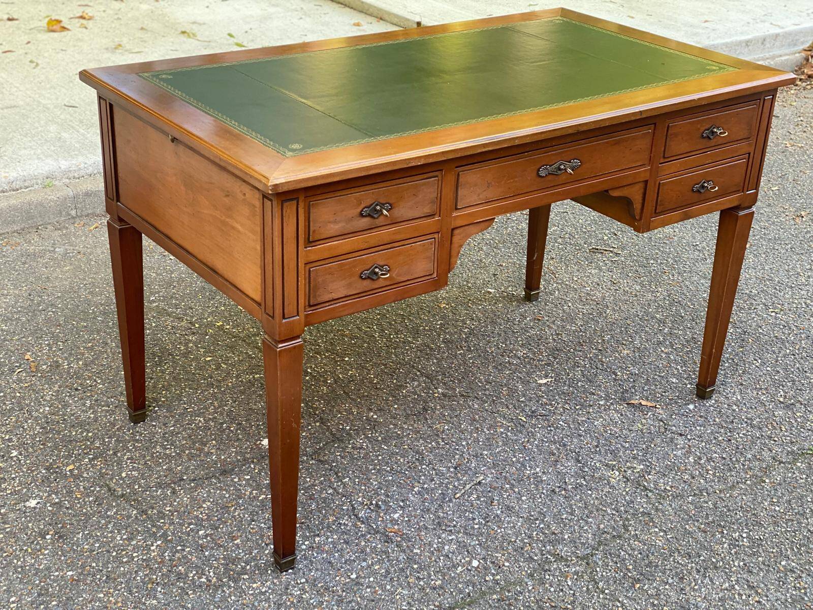 Bureau en bois massif et cuir vert extensible Louis XVI début 20ème