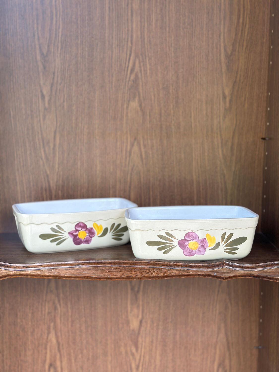 Lot 2 cake dishes