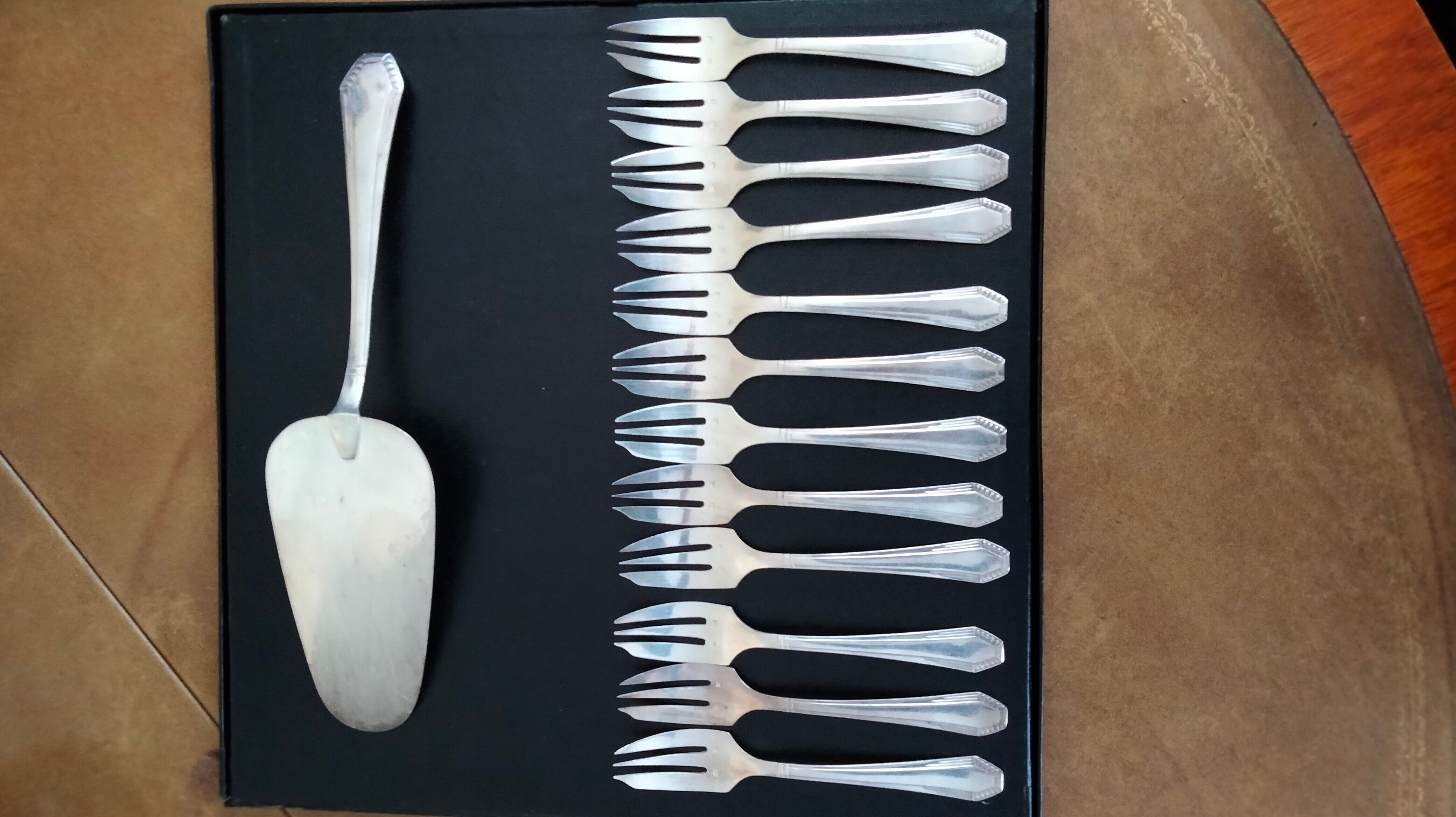 12 cutting cake forks and silver metal pie shovel Orbrille
