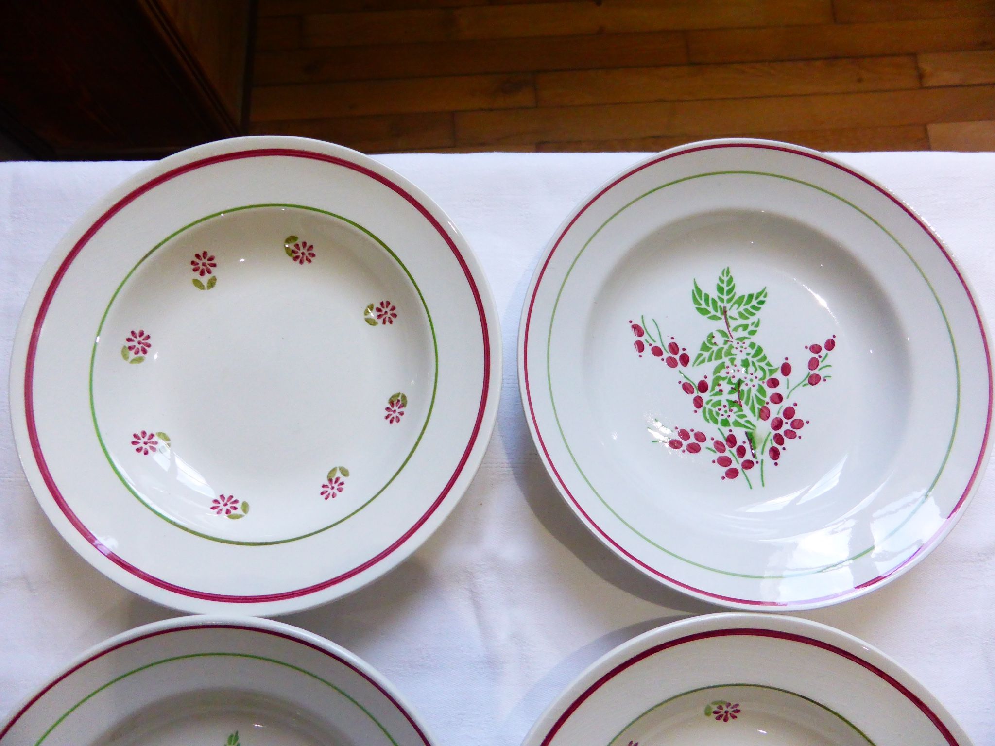 Set of 4 mismatched deep plates 2010114