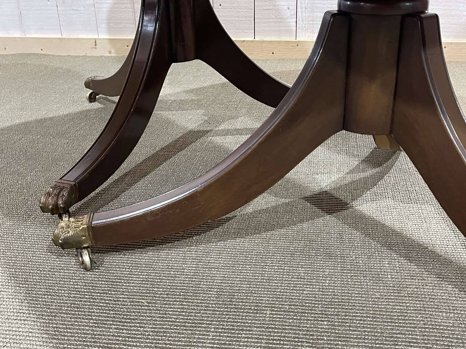 Table anglaise Regency en noyer des années 1950 avec 1 allonge