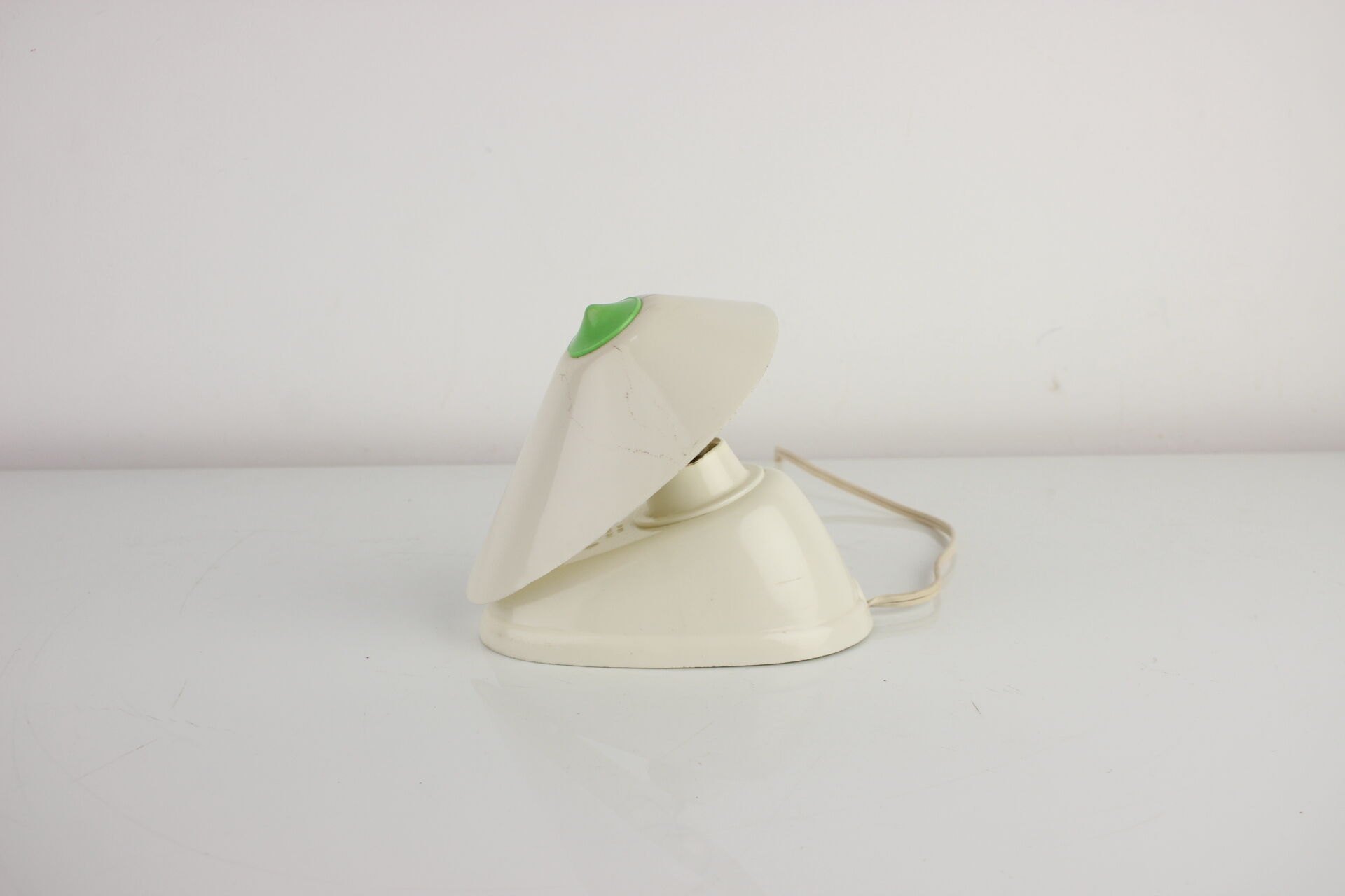 Lampe de table ou murale en bakélite blanche du milieu du siècle, années 1960