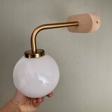 Applique globe vintage en opaline blanche