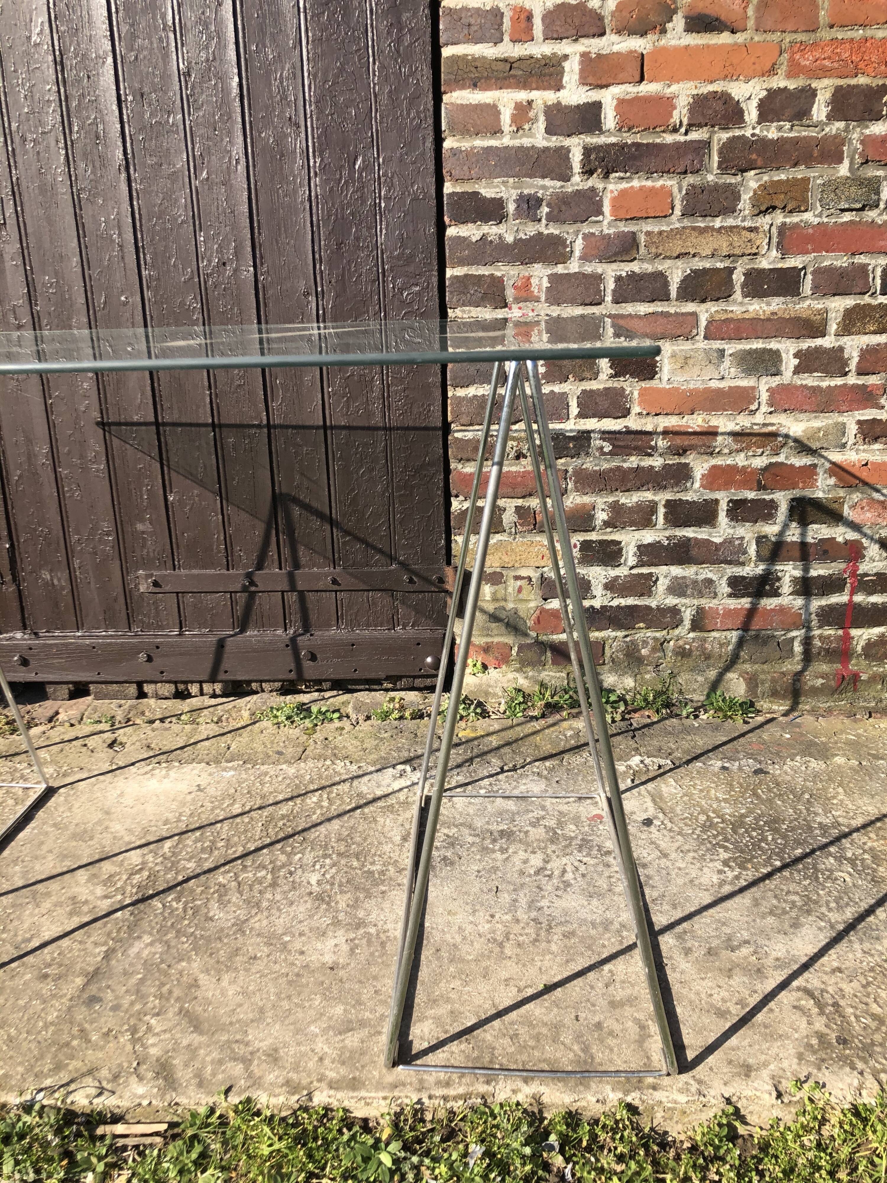 Bureau en fil d’acier et plateau en verre