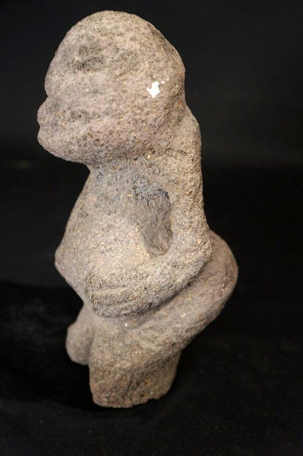 Figure anthropomorphe en pierre volcanique art tribal océanien XVIIe siècle
