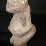 Anthropomorphic figure in volcanic stone, Oceanic tribal art, 17th century