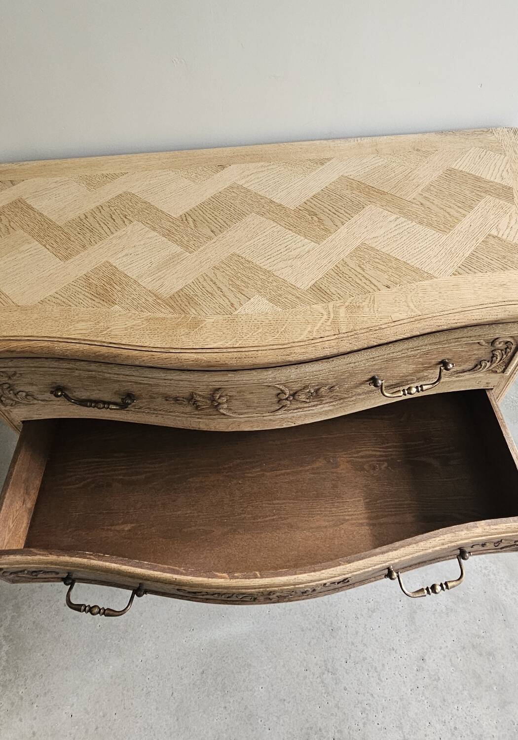 Louis XV style curved chest of drawers with 4 drawers in raw solid oak