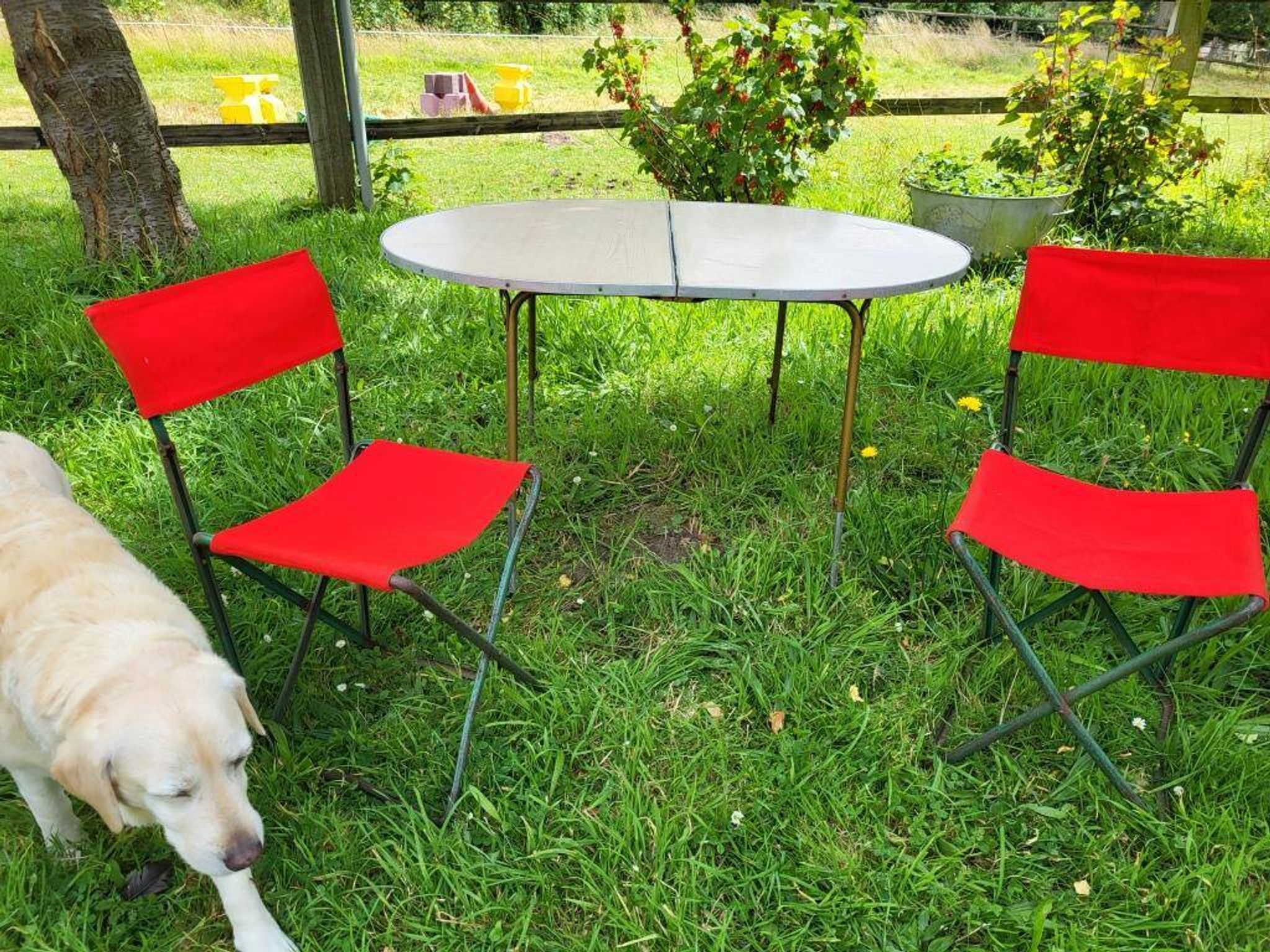Ensemble table et duo chaises pliantes camping vintage 1970