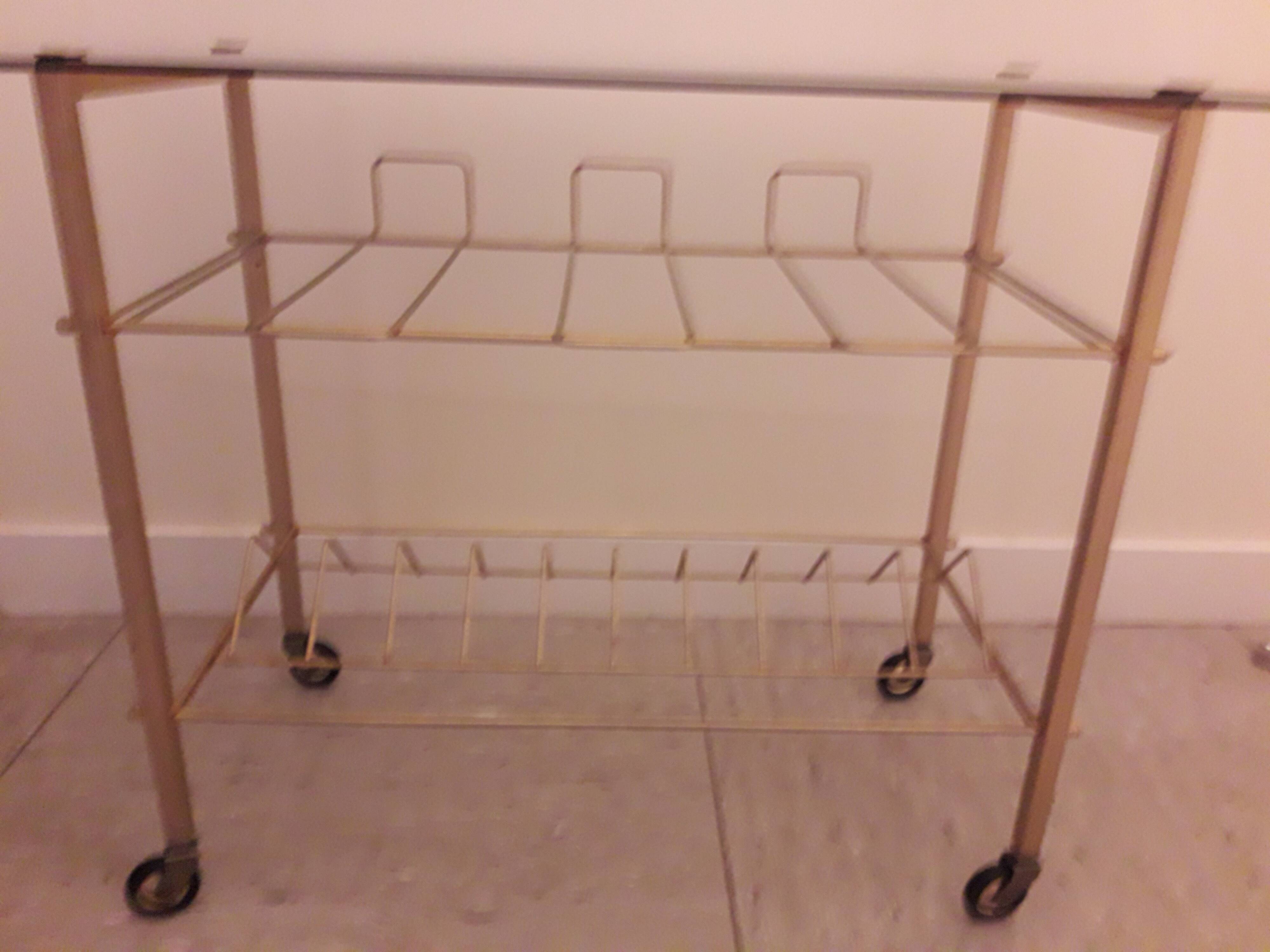 Table d'appoint pour tourne disque verre fumé et métal doré 70's