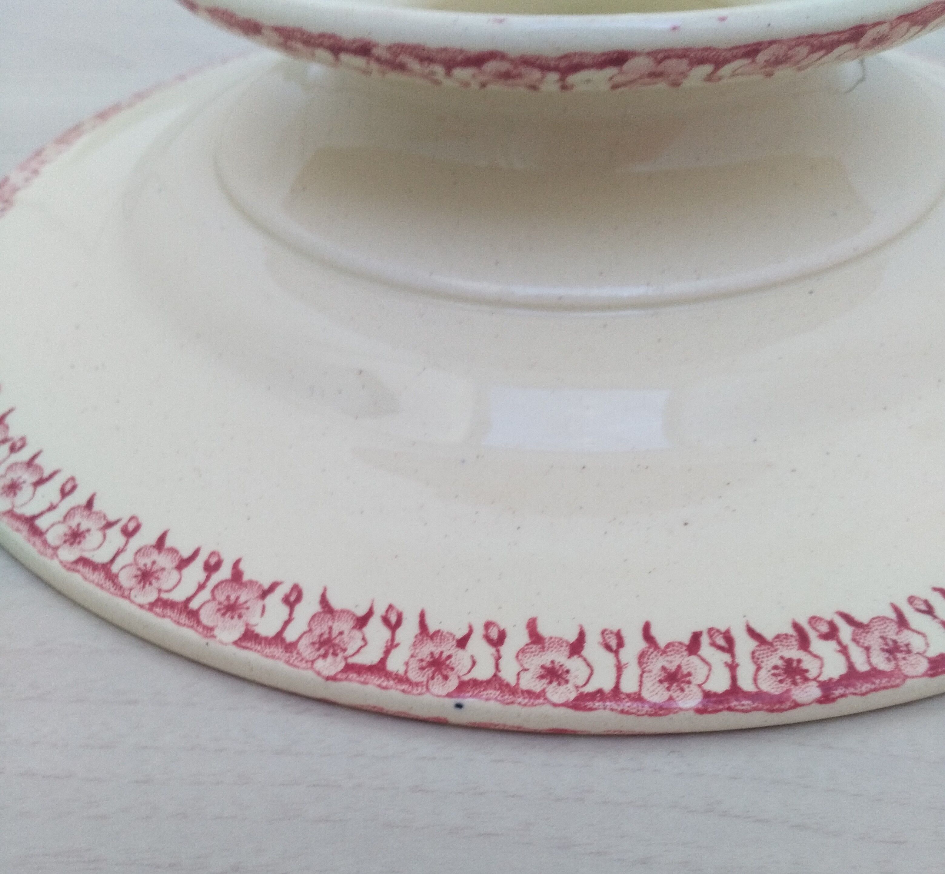 Cake dish on foot in iron earth of Gien model Pink hawthorn