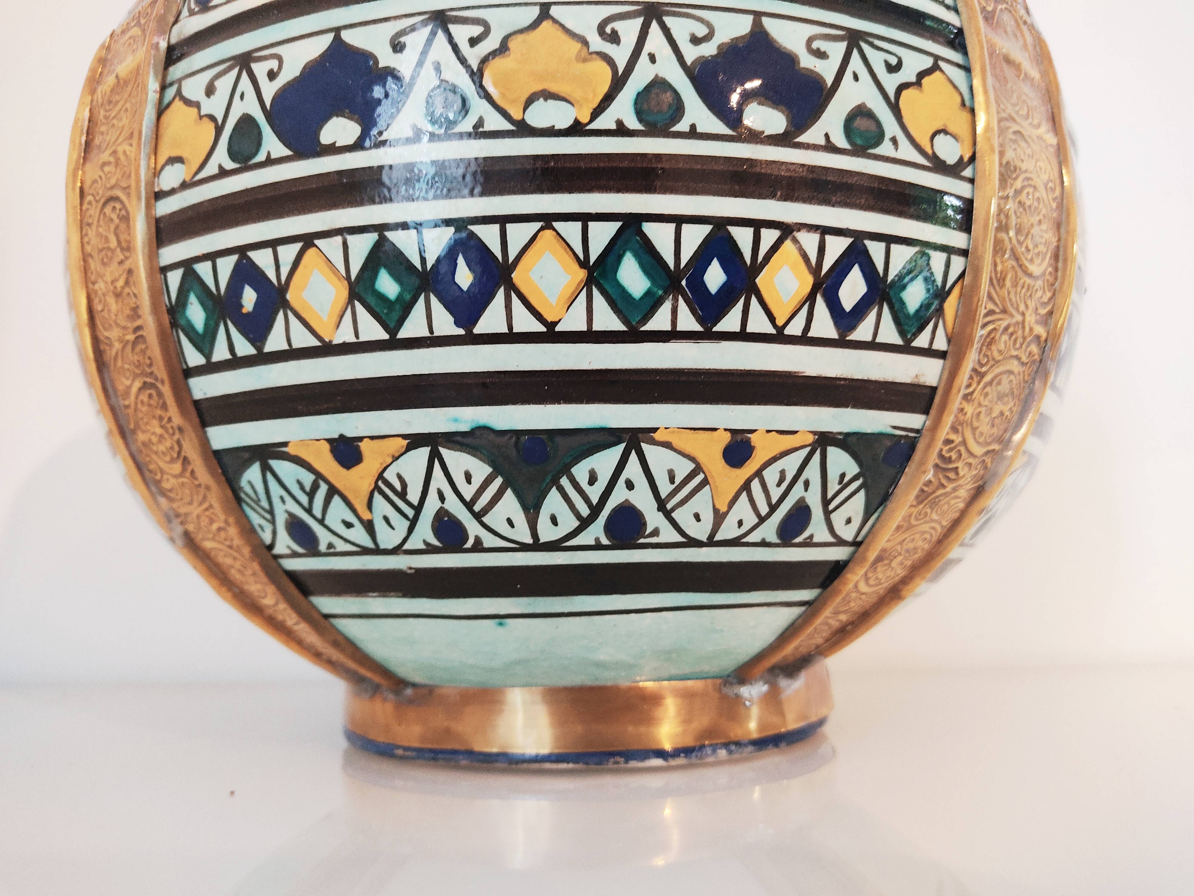 Cache pottery pot serghini safi morocco