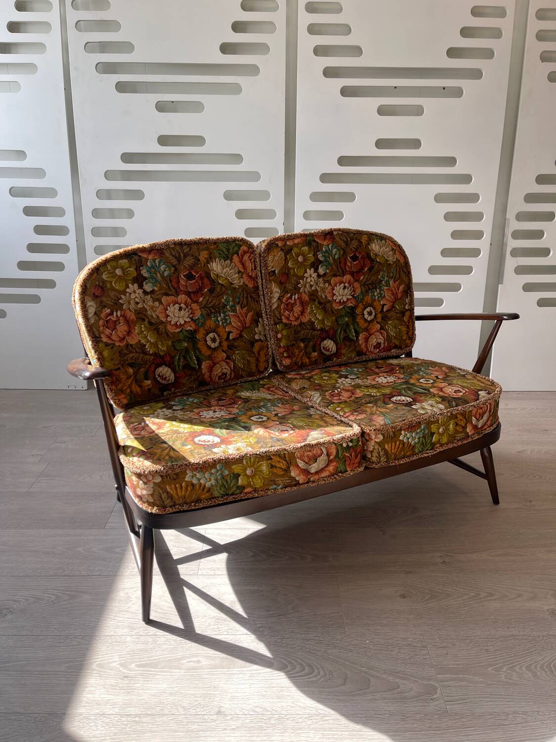 Ercol lounge, Windsor model, 1 two-seater sofa and 2 armchairs.