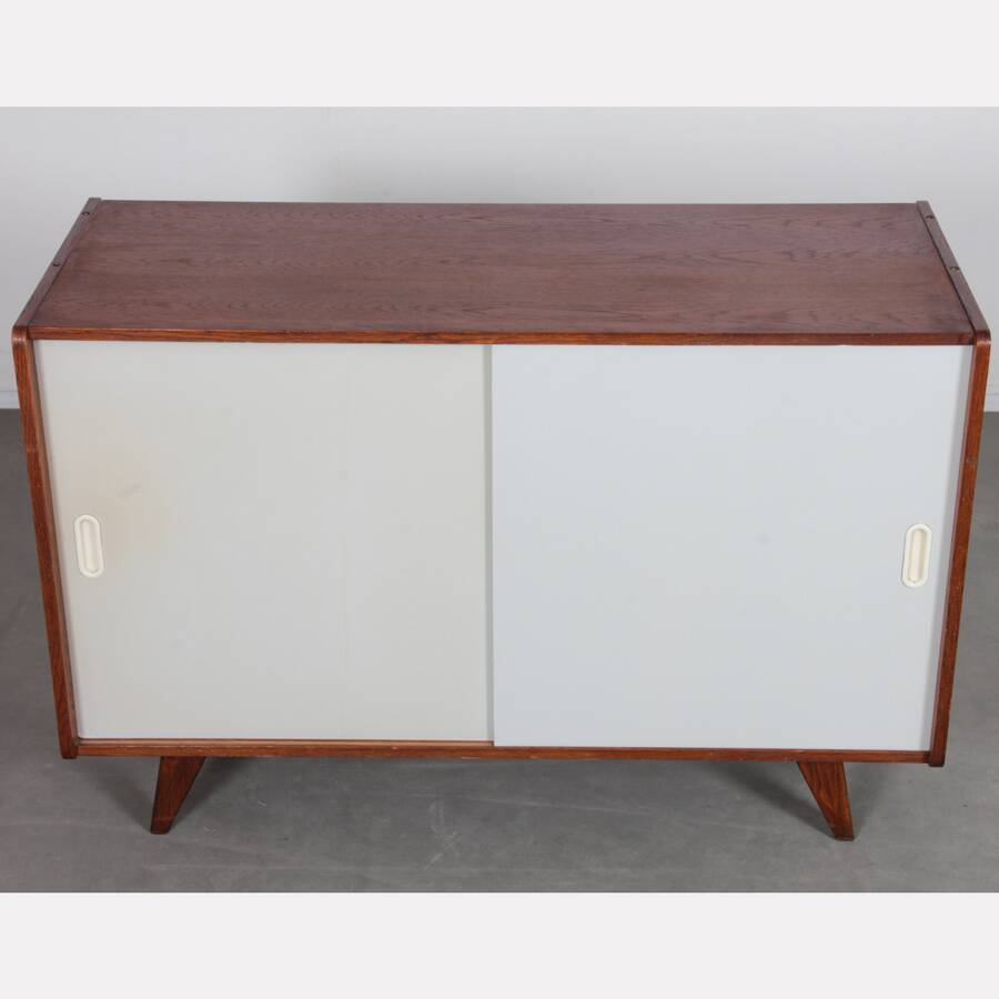 Commode en chêne, modèle U-452 par Jiri Jiroutek, 1960