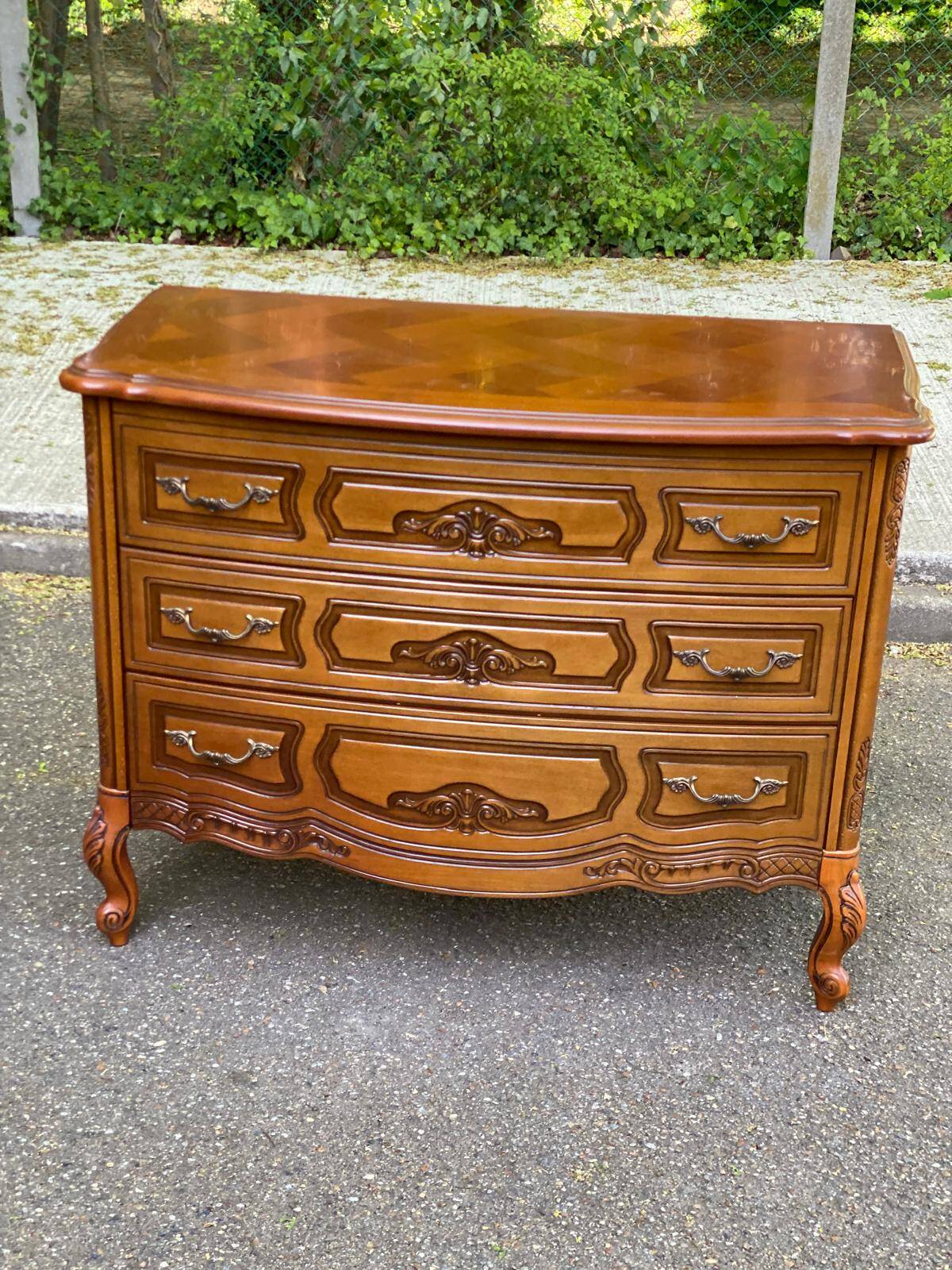 Curved bow commode Louis XV in solid wood and marquetry from the 1960s of the 20th century.