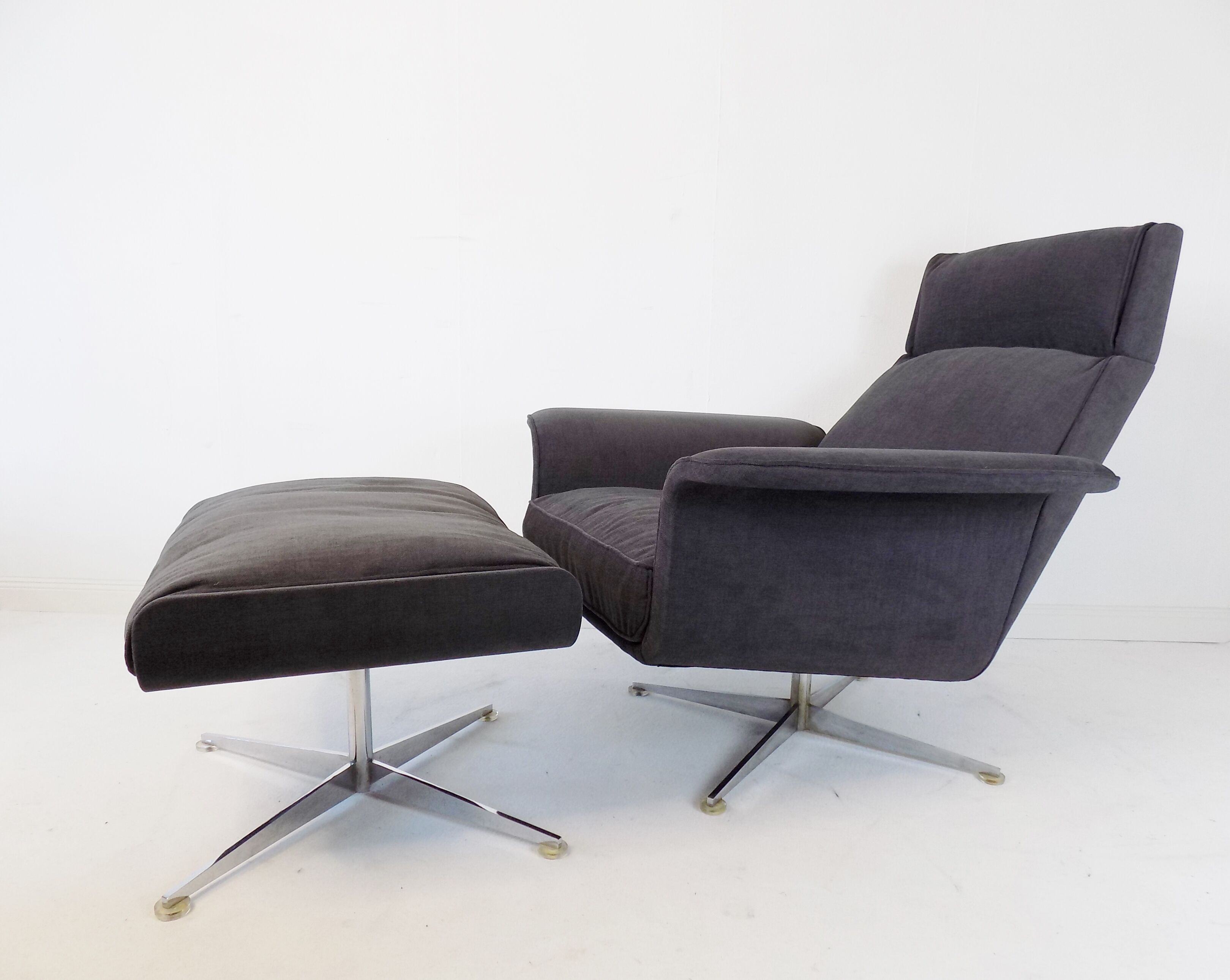 Fauteuil Kaufeld Siesta 62  grise avec pouf par Jacques Brule