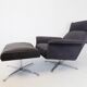Fauteuil Kaufeld Siesta 62  grise avec pouf par Jacques Brule