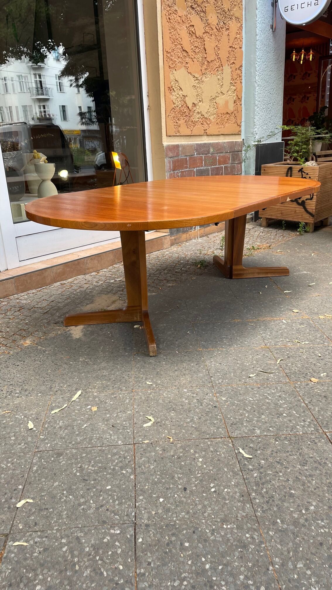 Extendable round table in teak from the 60s with two extensions