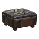 Ottoman Chesterfield en cuir de vache avec de belles couleurs dans le style anglais.