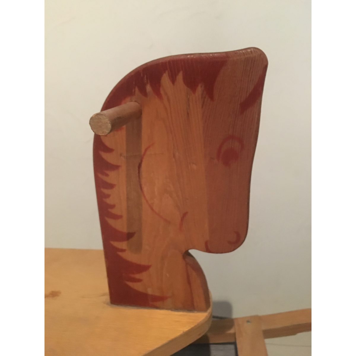 Cheval à bascule en bois
