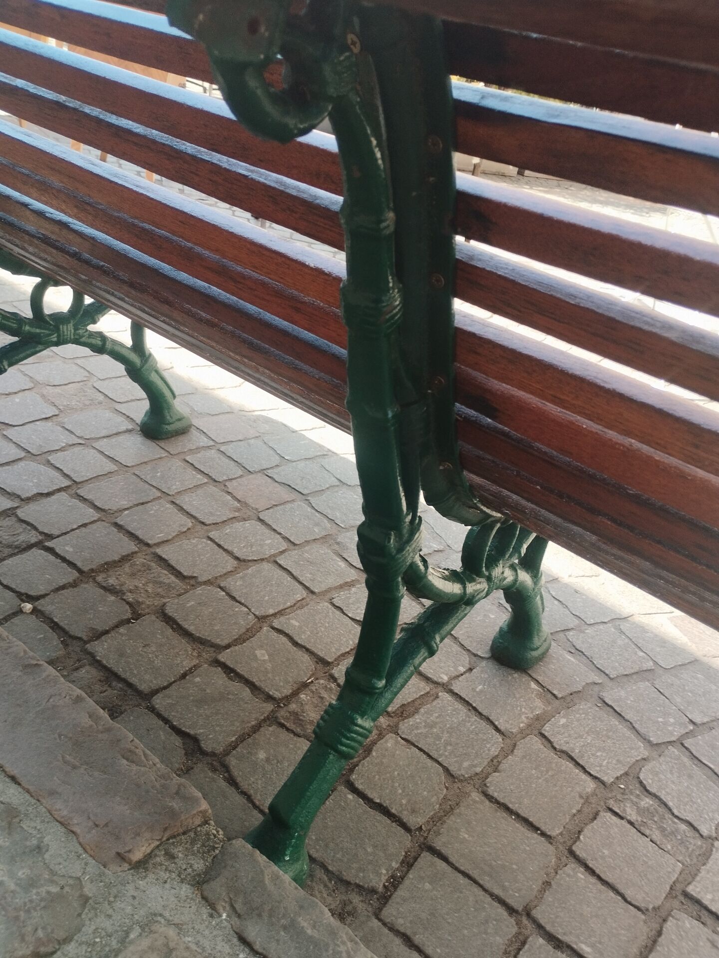 Banc de jardin ancien avec pieds en fonte