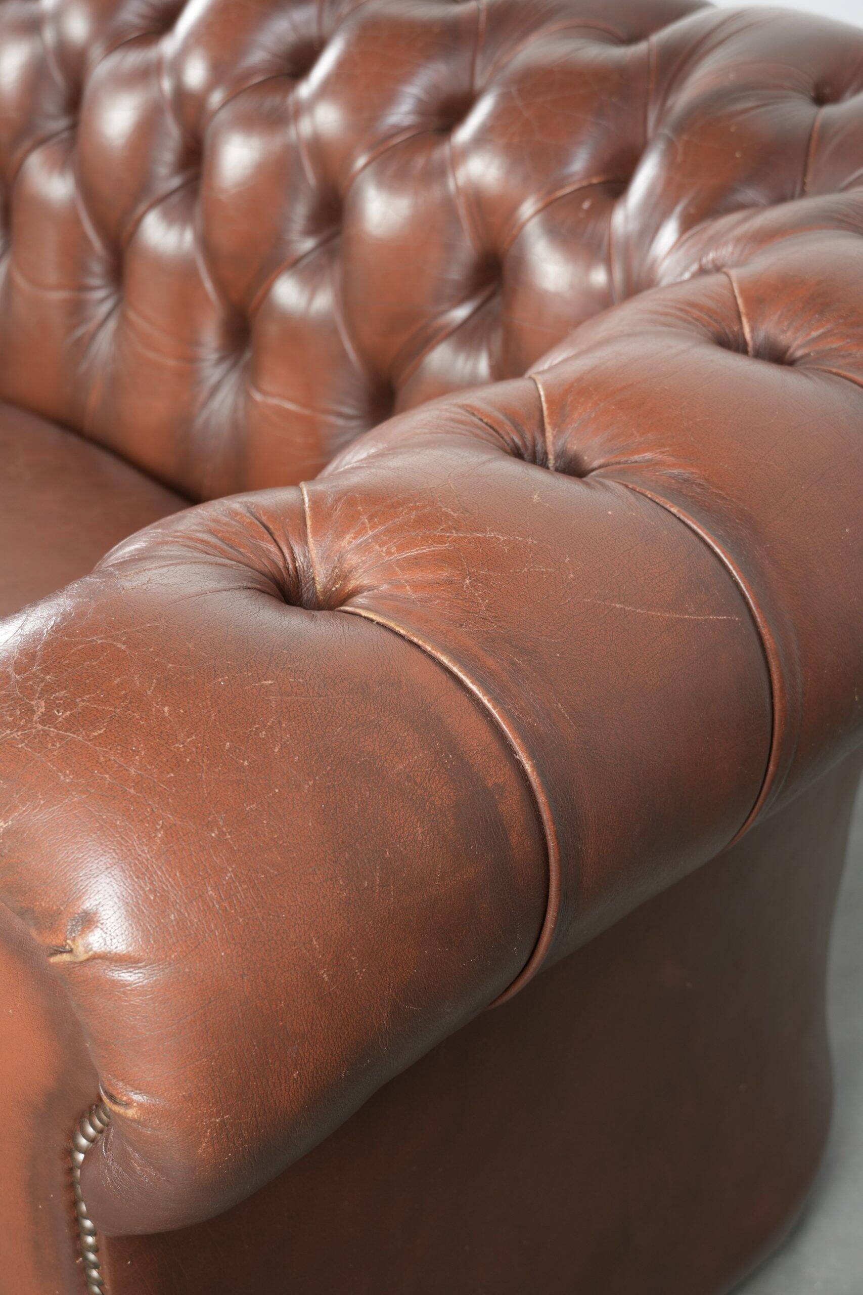 Canapé chesterfield 2,5 places en cuir de vachette vintage au look robuste