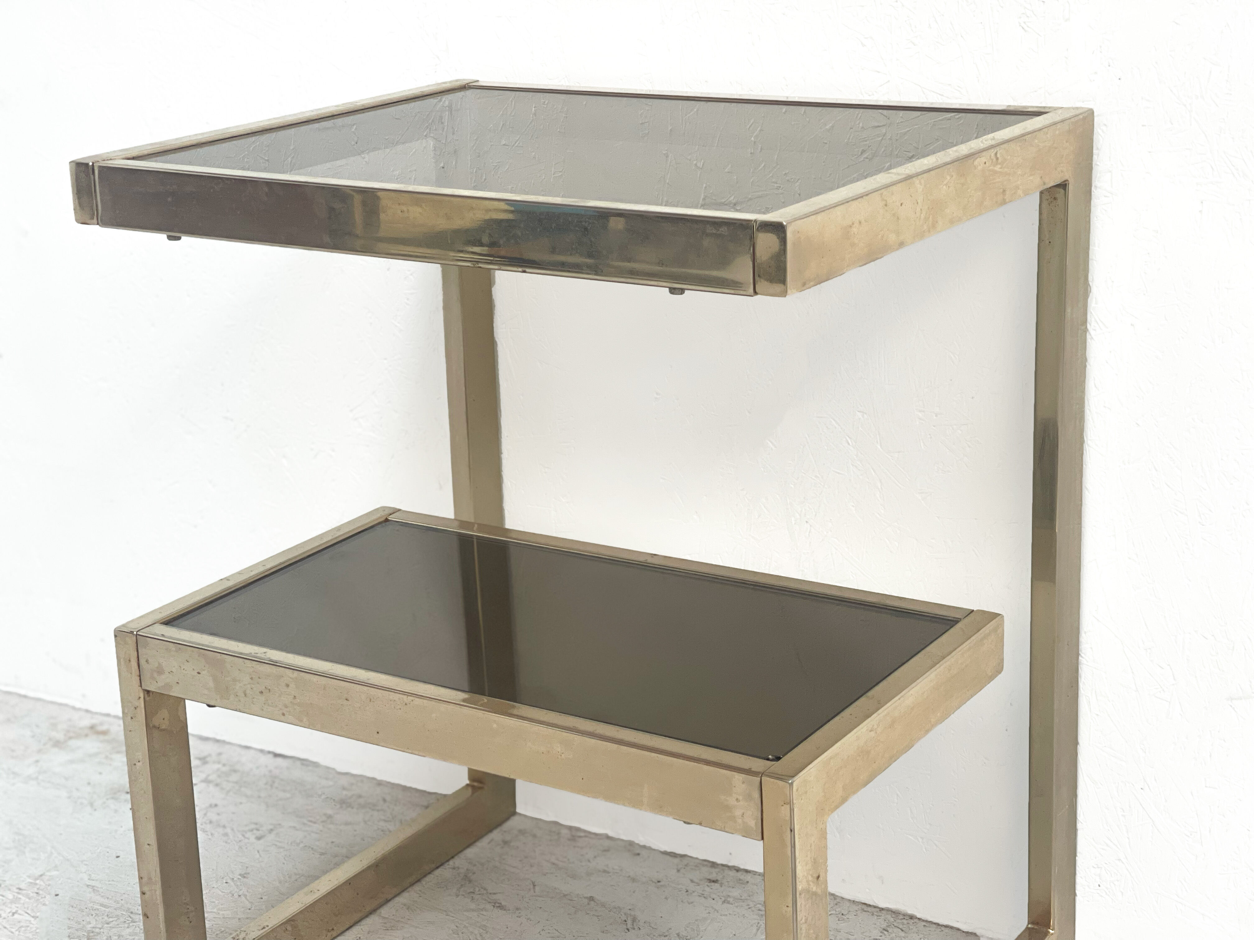 Table d’appoint en forme de G