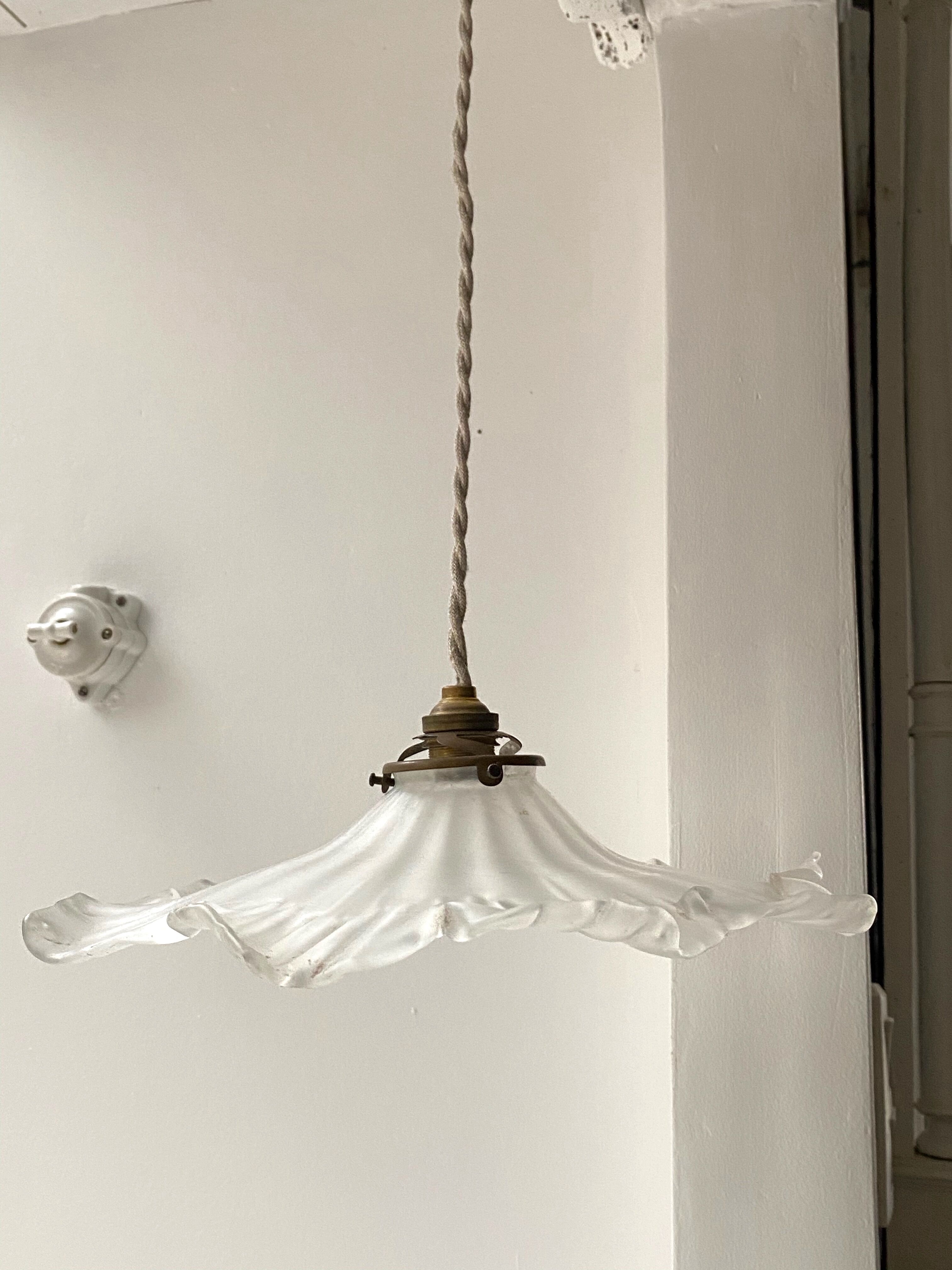 Ancienne suspension en verre opaque