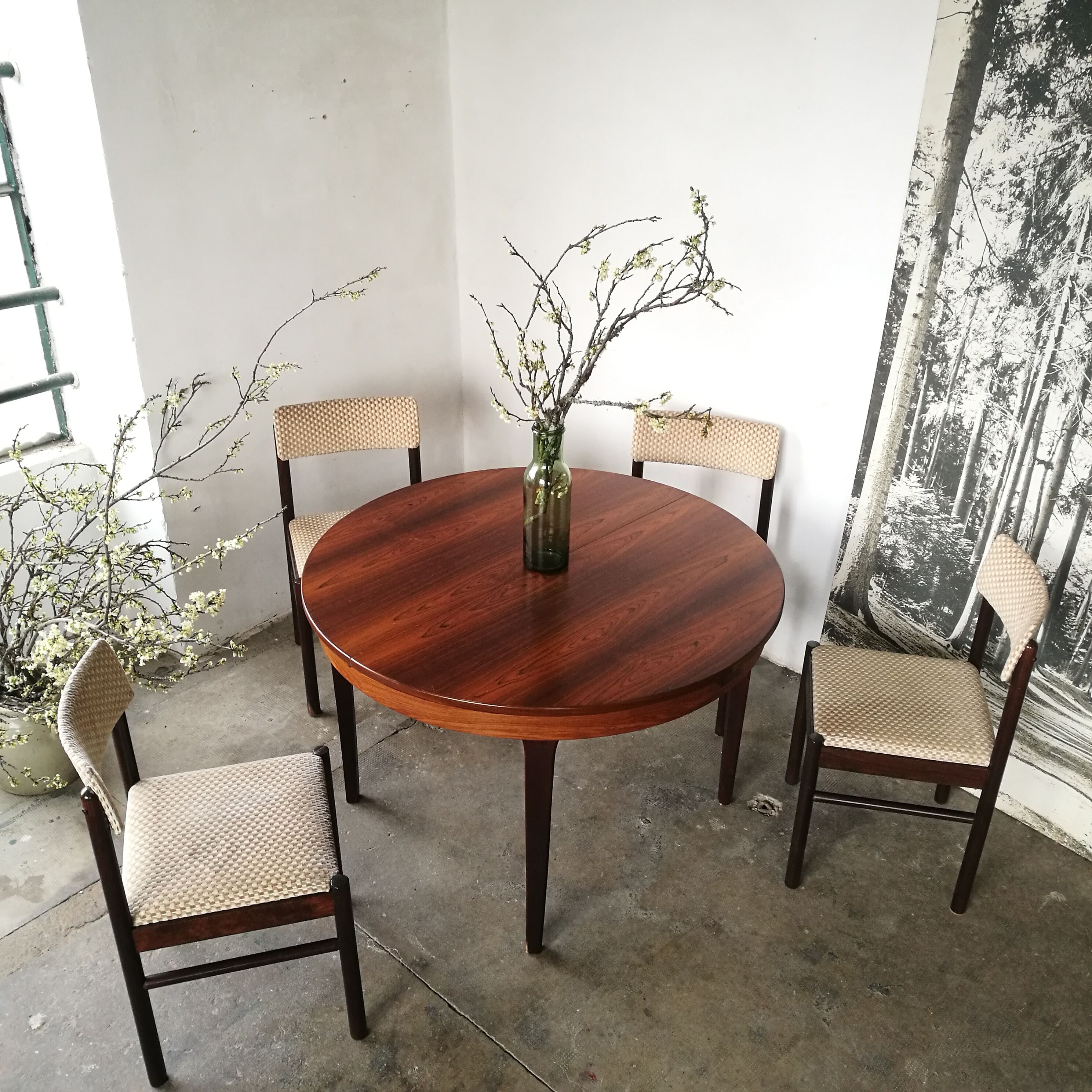Round table, rosewood extendable, butterfly extension