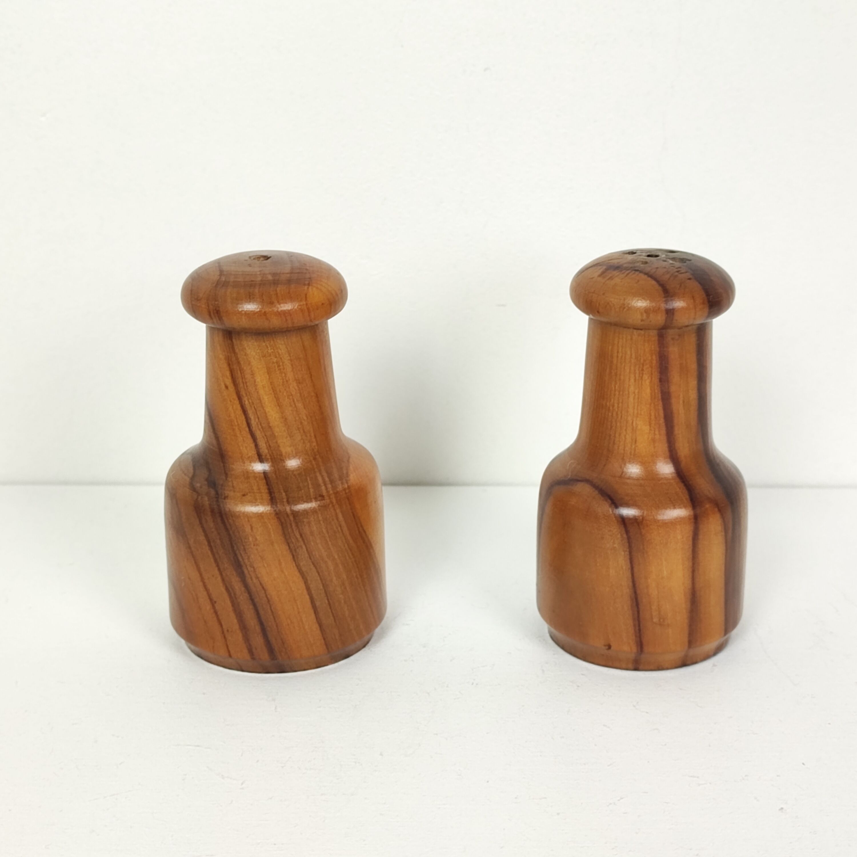 Table servant in olive tree