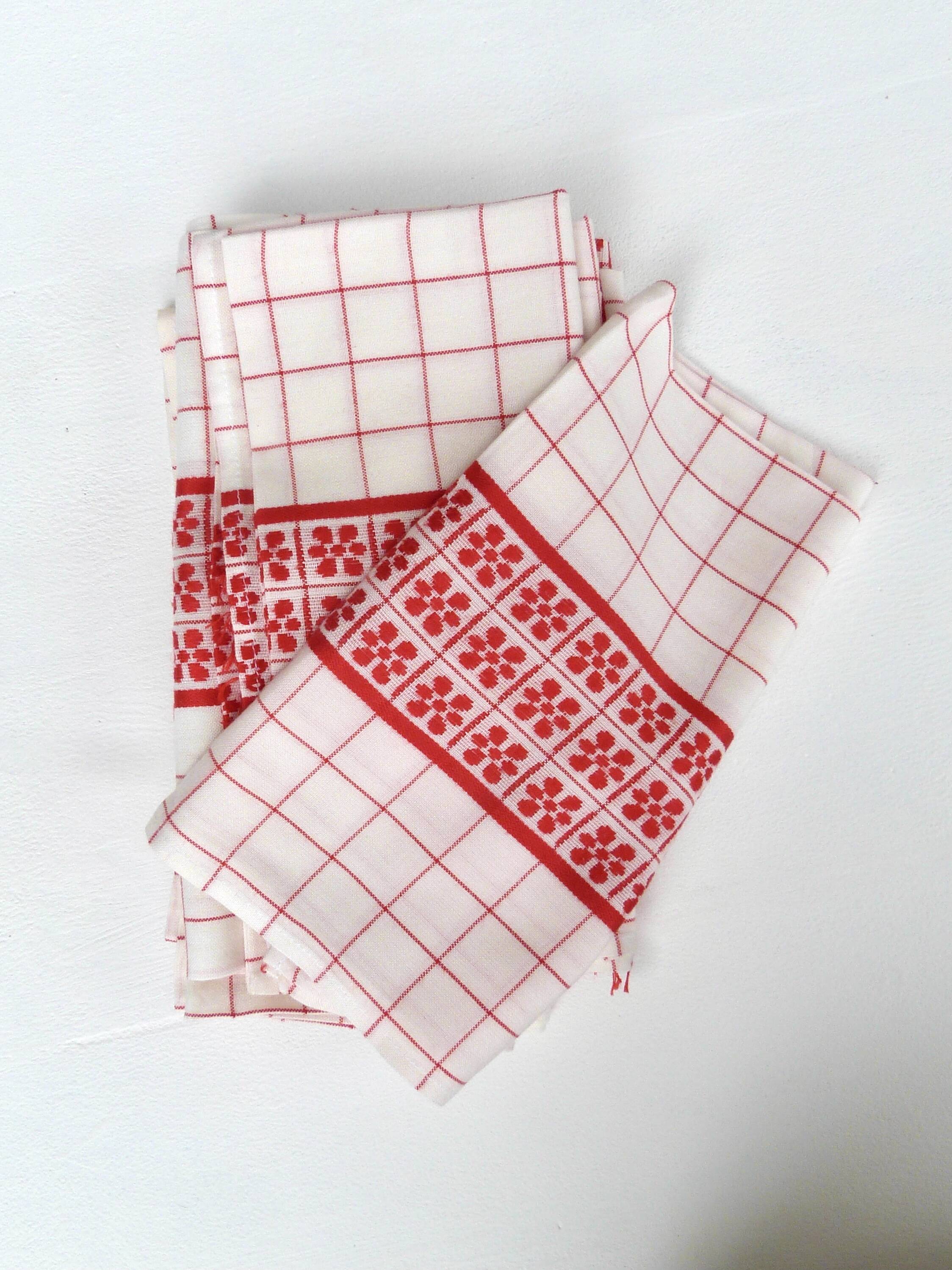 White and red embroidered tablecloth and eight matching napkins, 200x150cm