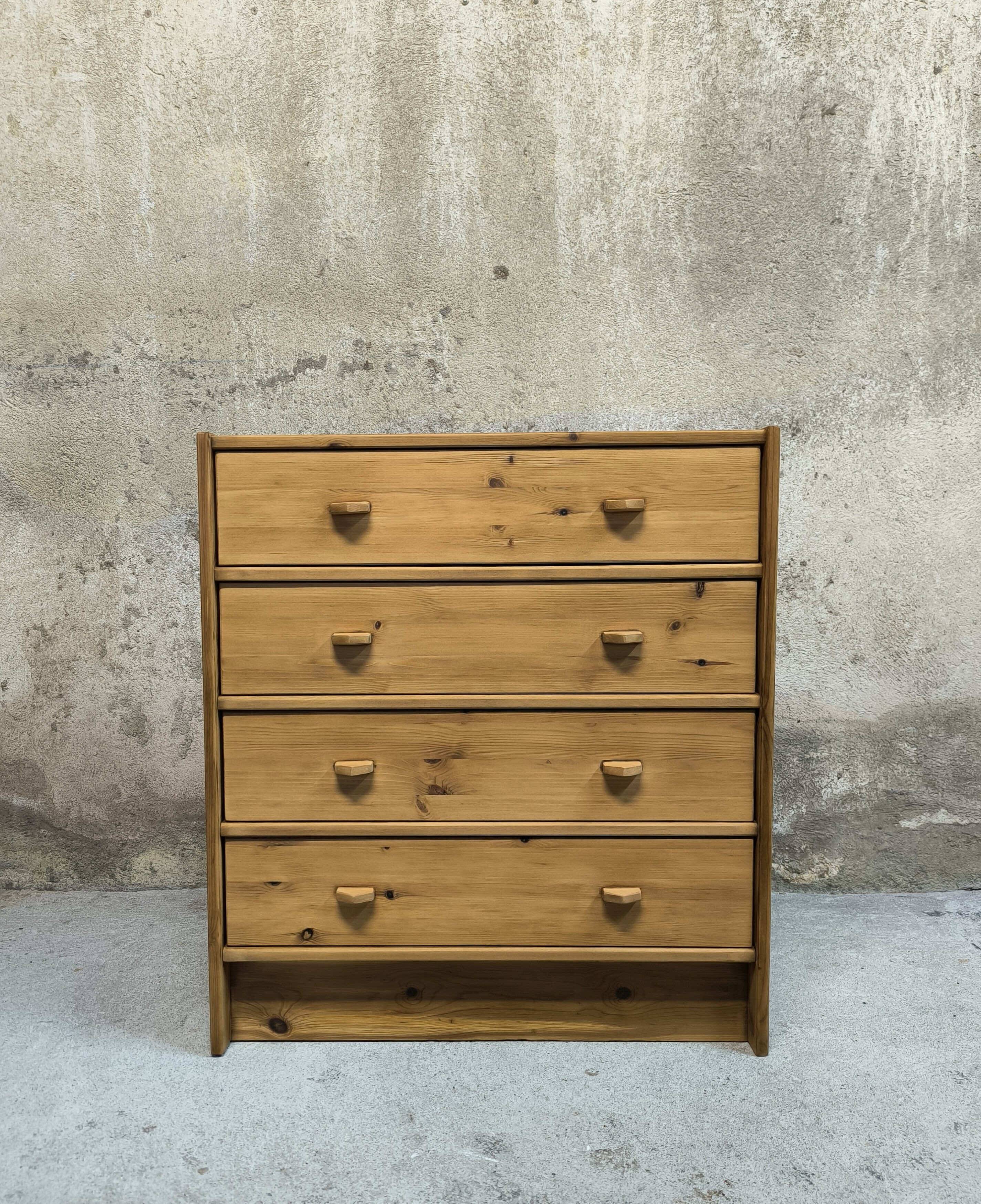 Vintage pine chest of drawers.