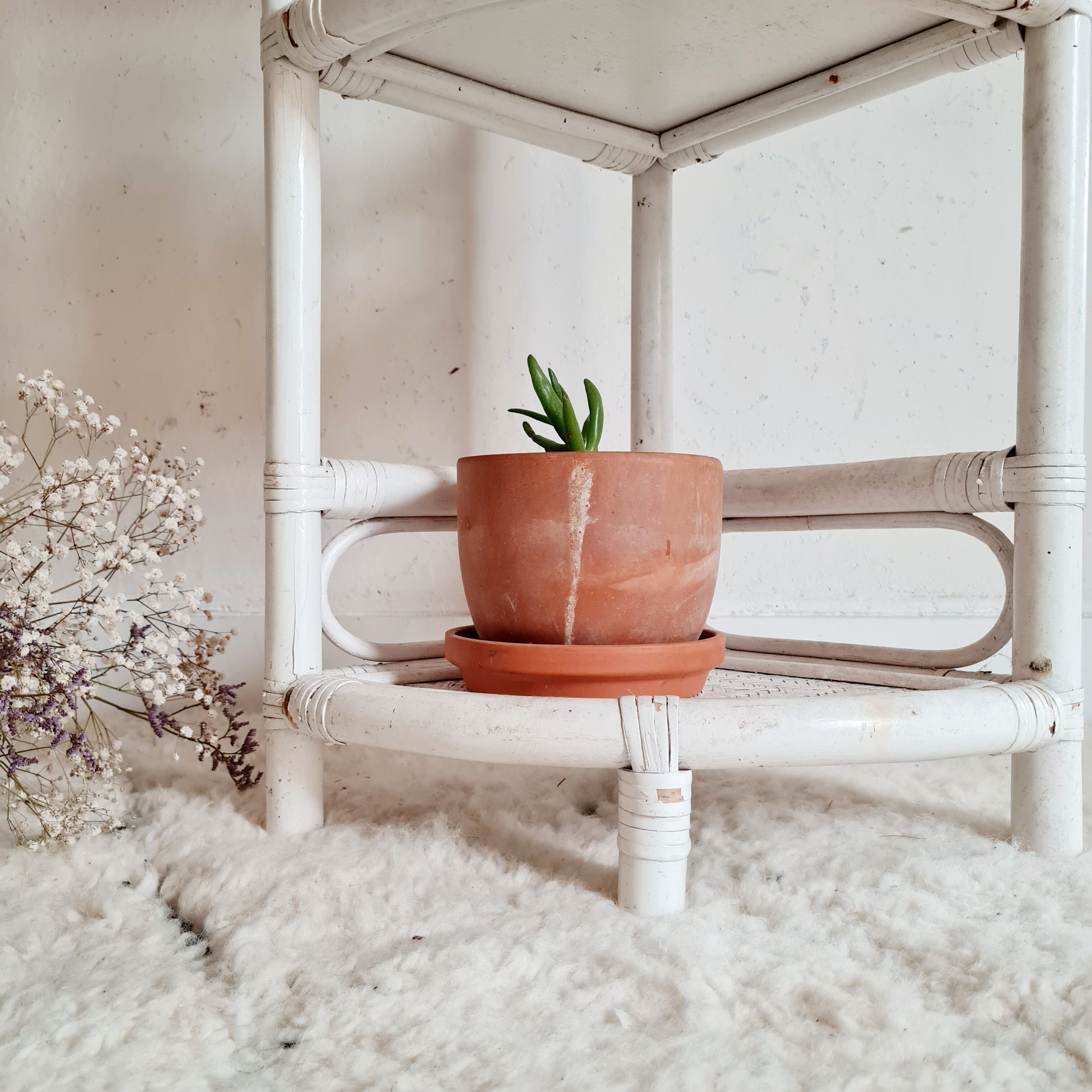 Etagère d'angle vintage en rotin blanc