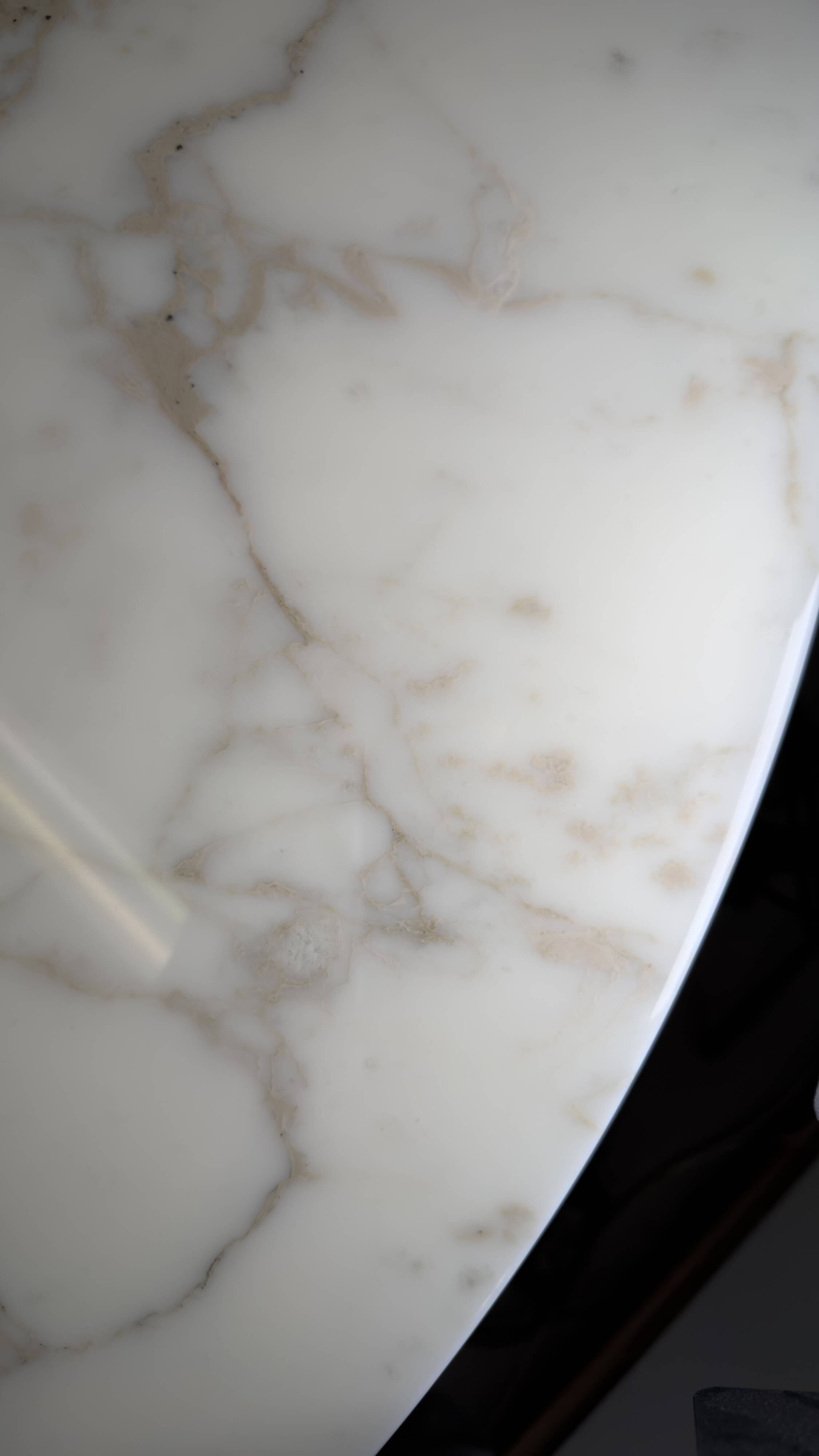 Tulip dining table in marble by Eero Saarinen for Knoll International.